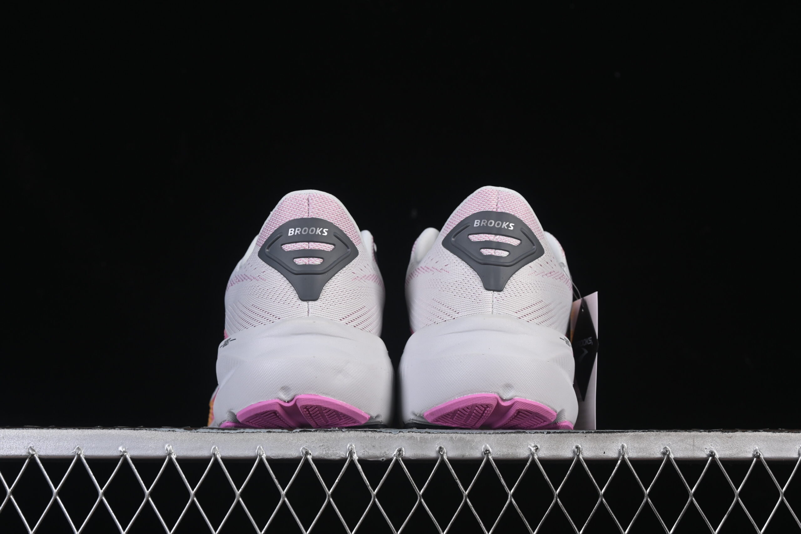 Brooks Wmns Ghost 17 Wide 'Oyster Apricot Pink' — изображение 4