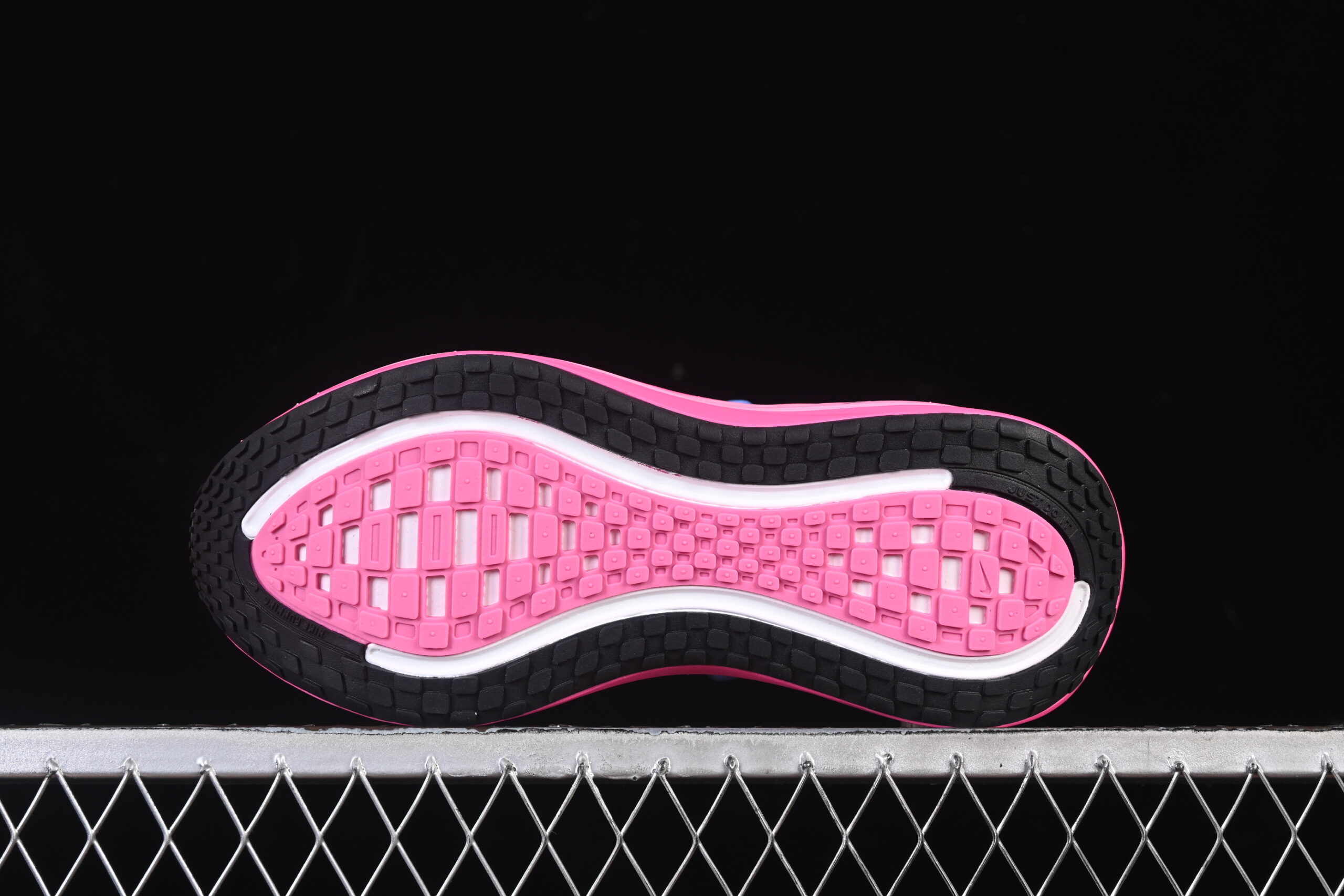 Nike Vomero Plus WMNS 'Royal Pulse Fire Pink' — изображение 3
