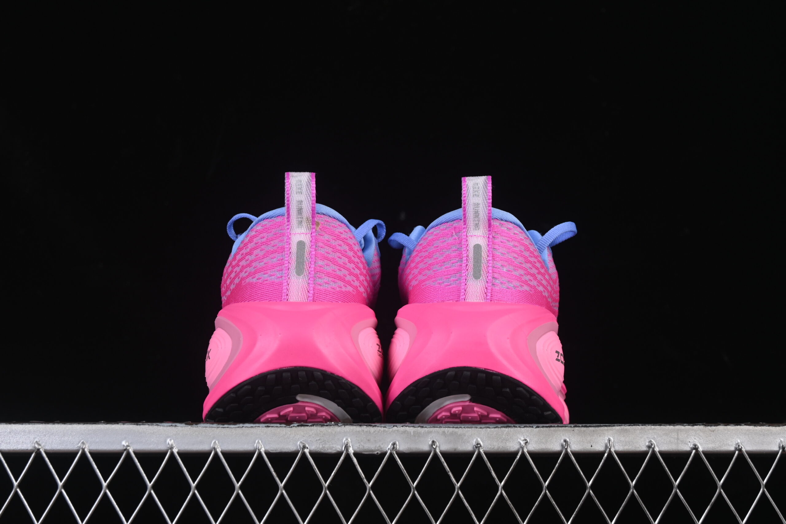 Nike Vomero Plus WMNS 'Royal Pulse Fire Pink' — изображение 4