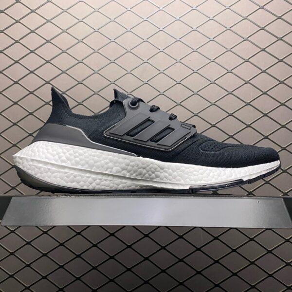 Adidas UltraBoost 22 Black — изображение 2