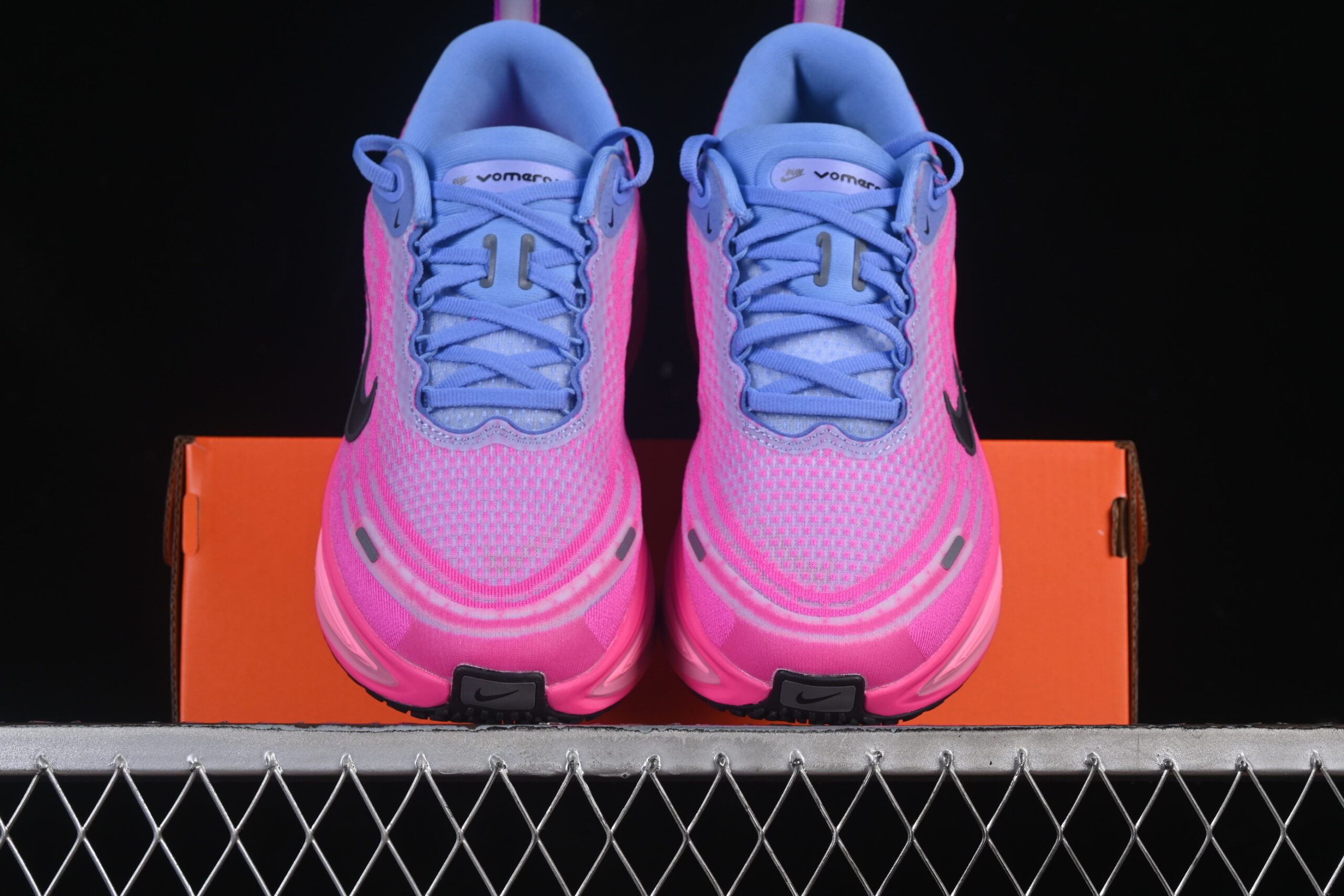 Nike Vomero Plus WMNS 'Royal Pulse Fire Pink' — изображение 5