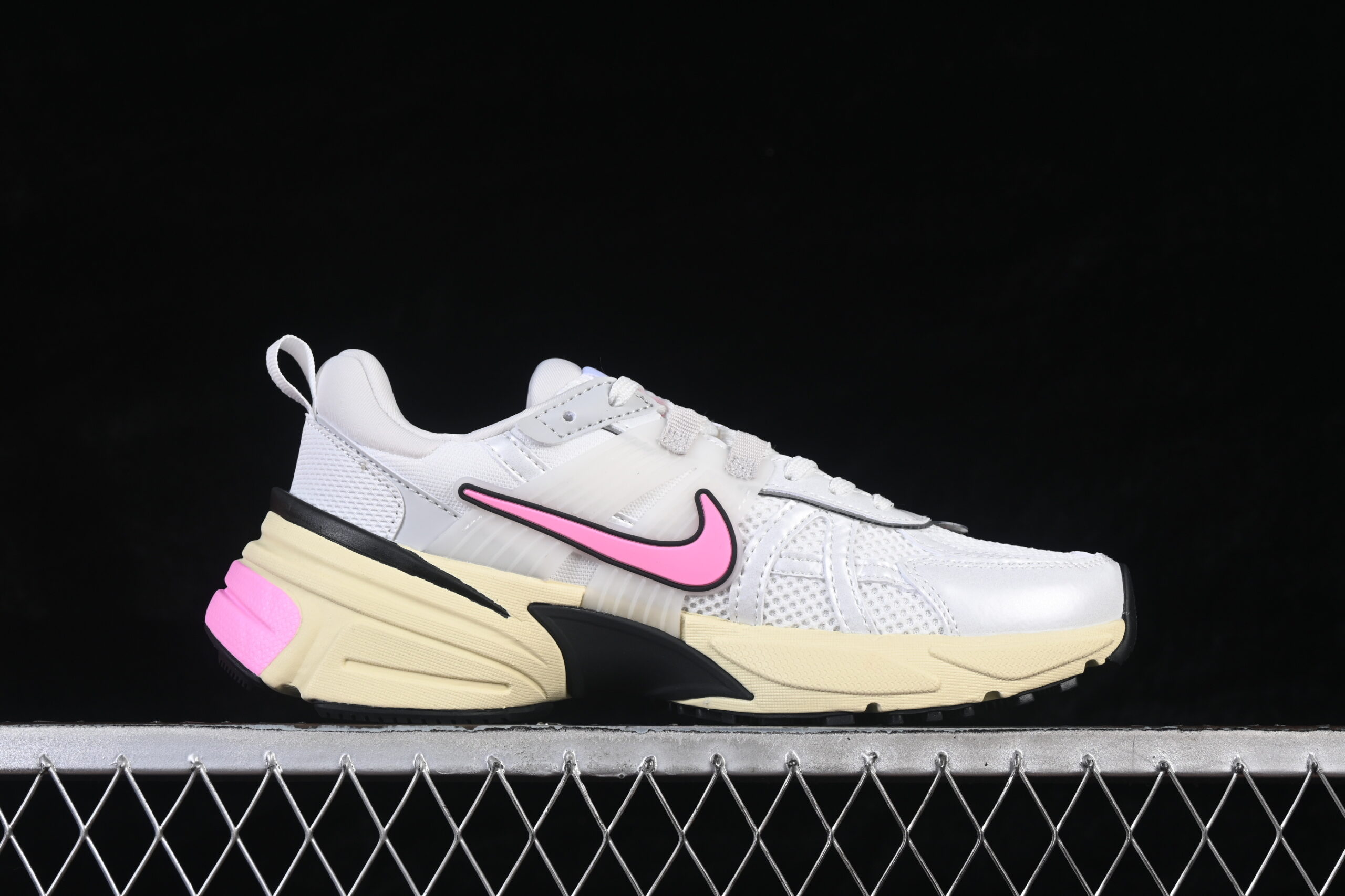 Nike Wmns V2K Run 'Summit White Pink Spell' — изображение 2