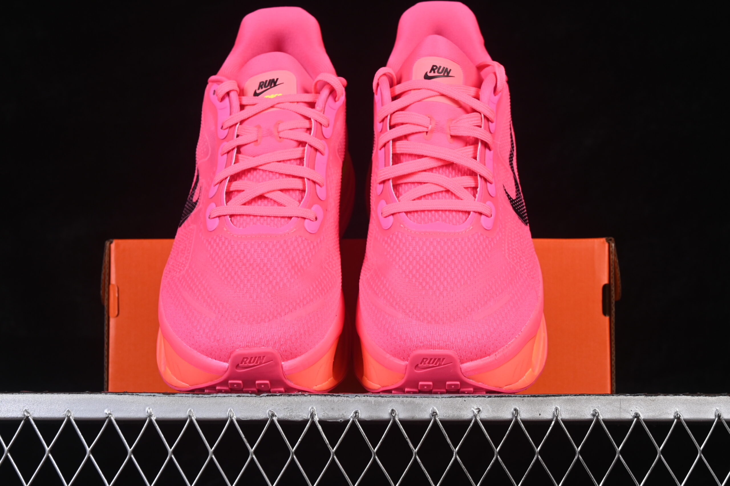 Nike Wmns Vomero Premium 'Hyper Pink' — изображение 5