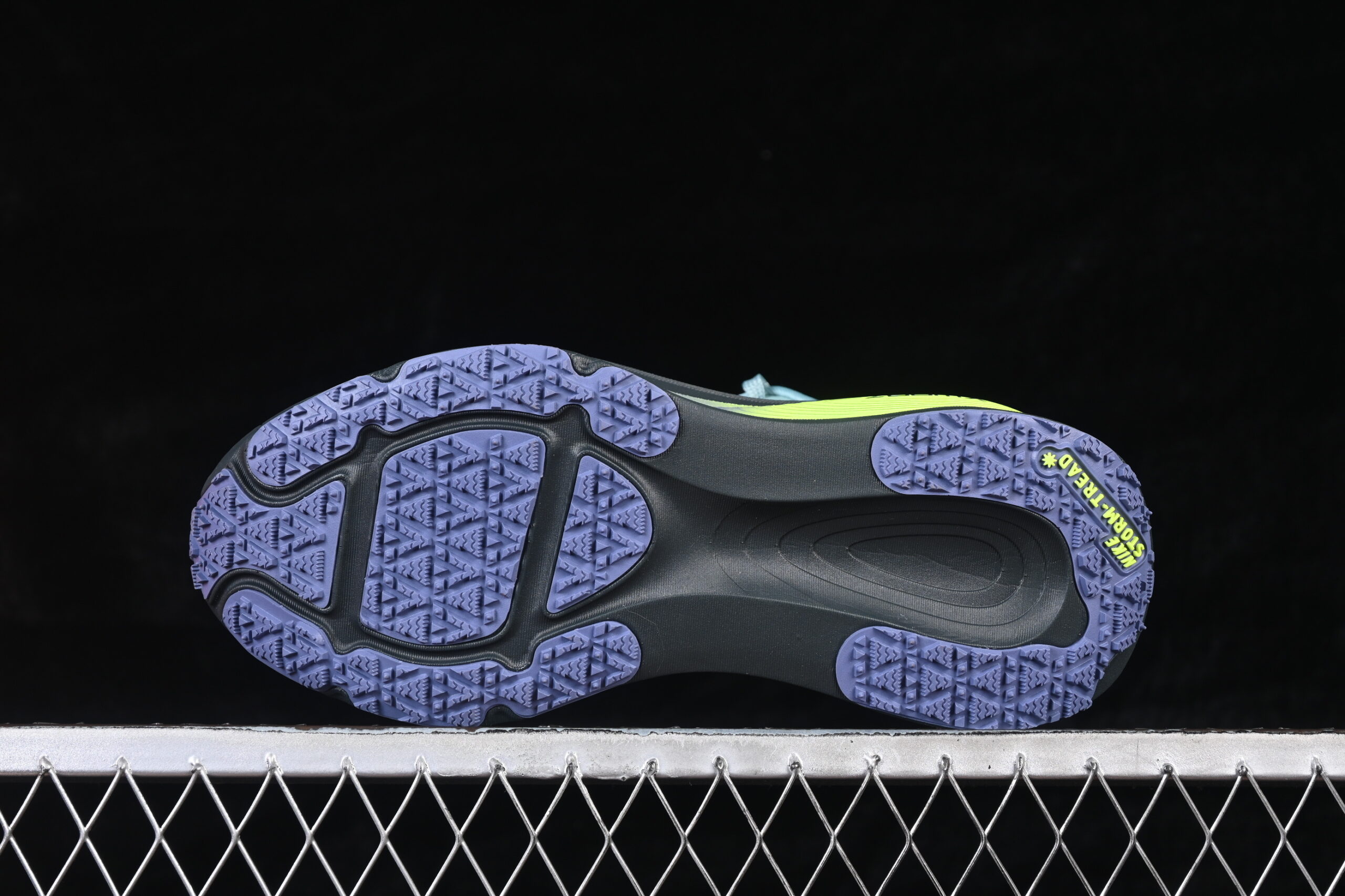 Nike Vomero 18 GORE-TEX Reflective 'Seaweed Cannon' — изображение 3