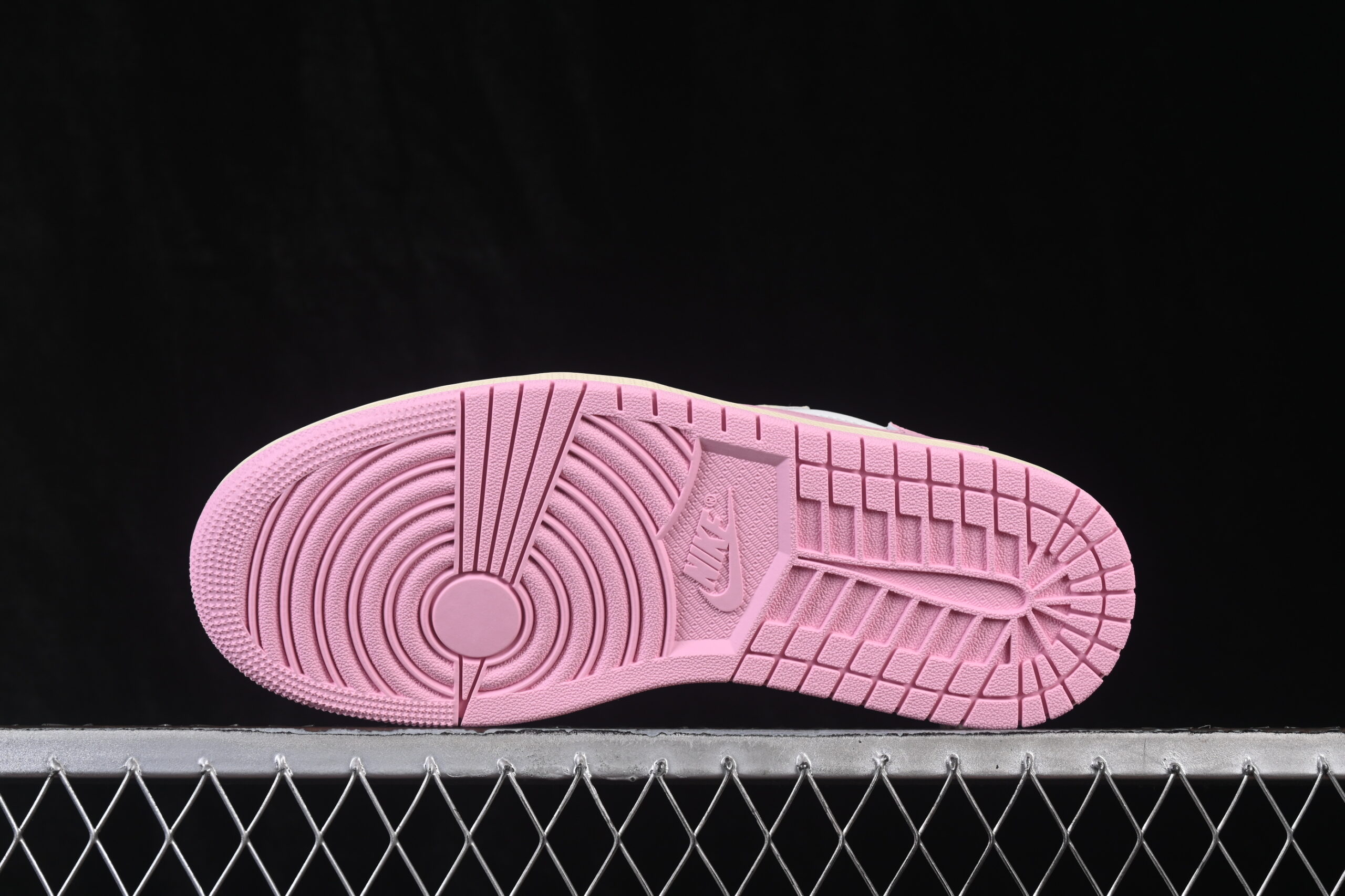 Air Jordan 1 Retro Low OG x Travis Scott Shy Pink — изображение 3