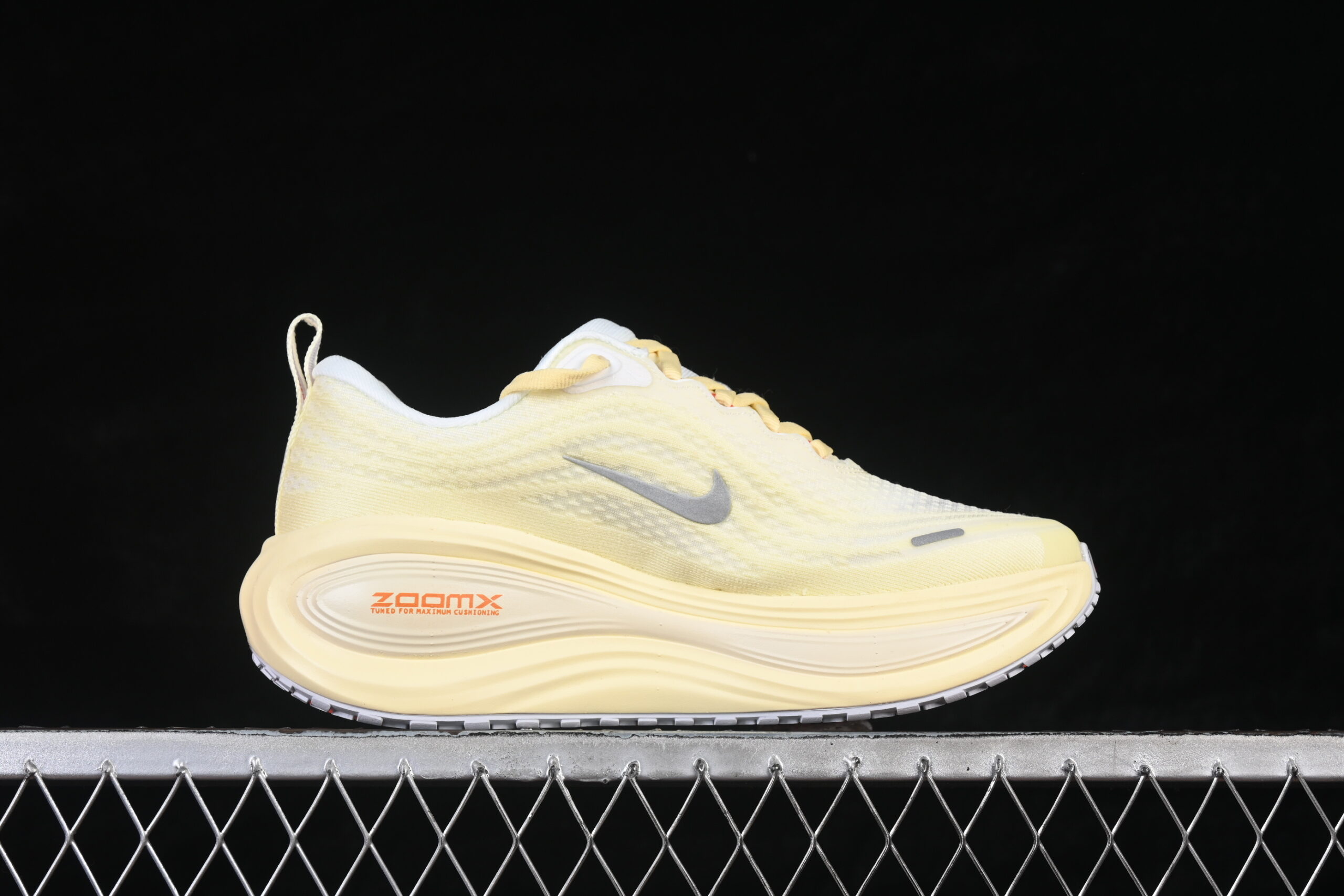 Nike Vomero Plus Wmns Yellow — изображение 2