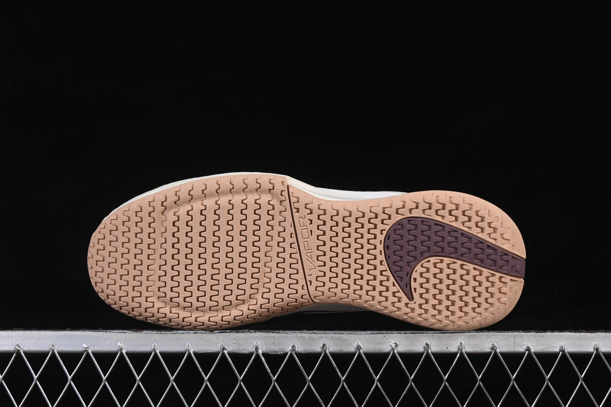 Nike Wmns Vapor Pro 3 Hard Court Tennis 'Pale Ivory Vachetta Tan Tattoo' — изображение 3