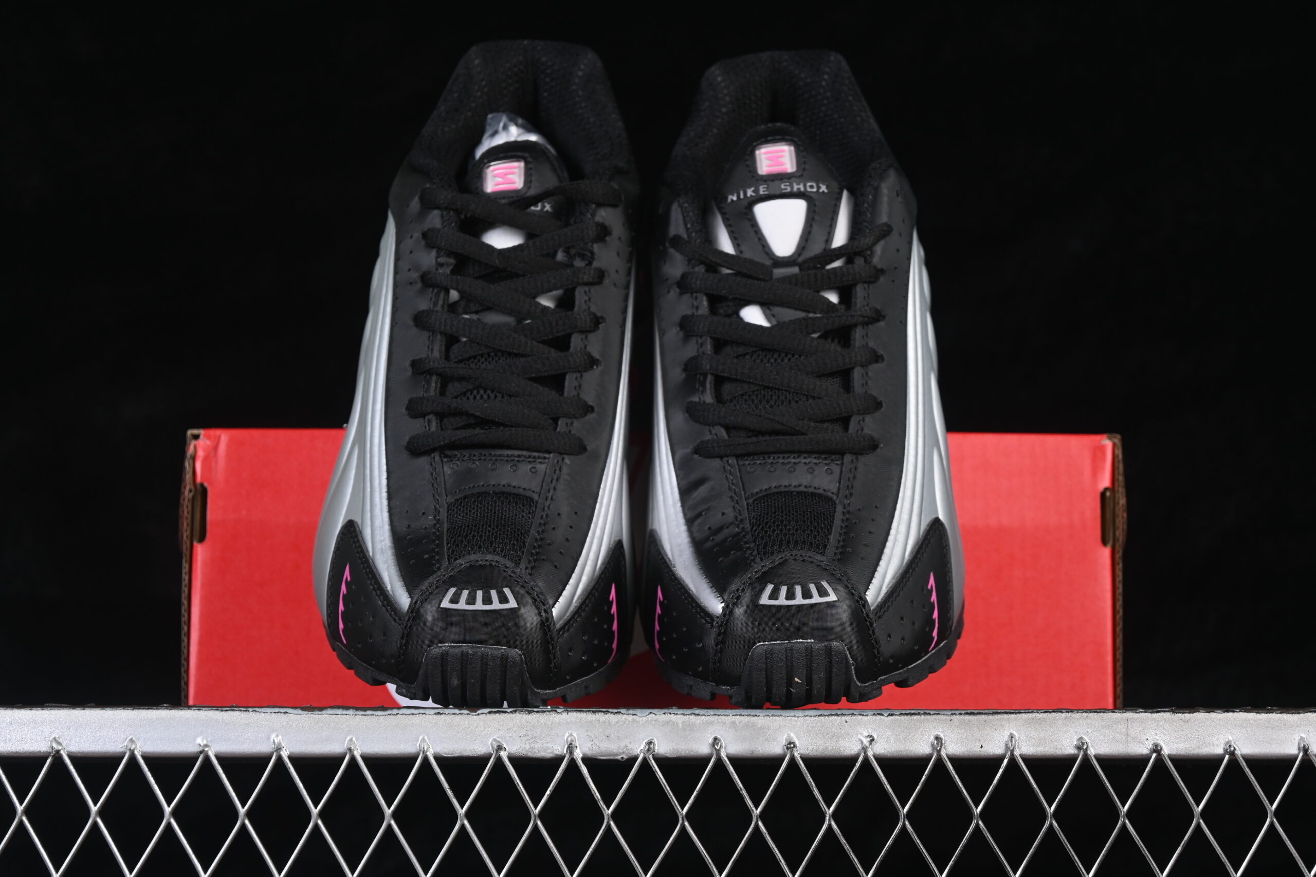 Nike Wmns Shox R4 'Black Metallic Silver Pinksicle' — изображение 5