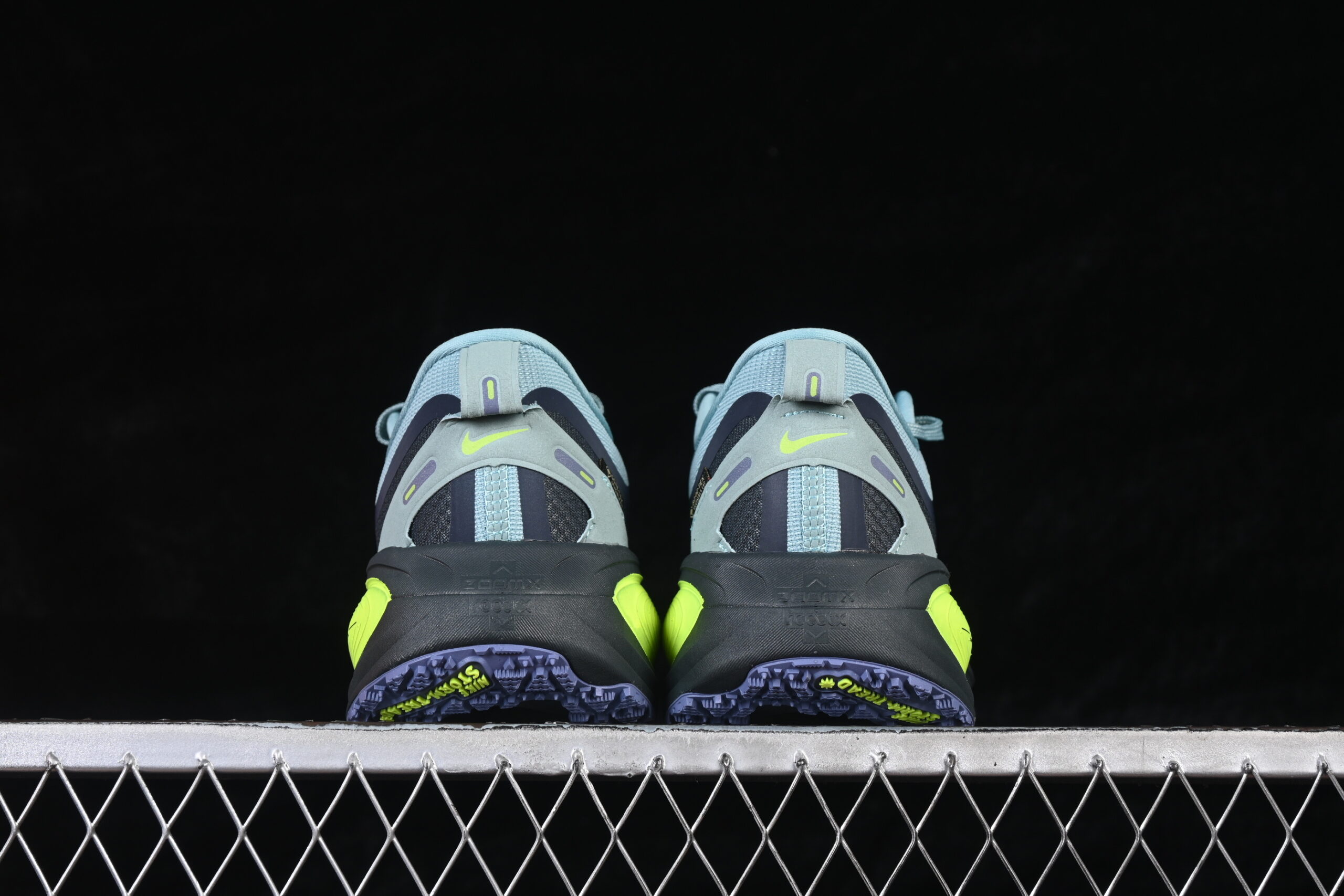Nike Vomero 18 GORE-TEX Reflective 'Seaweed Cannon' — изображение 4