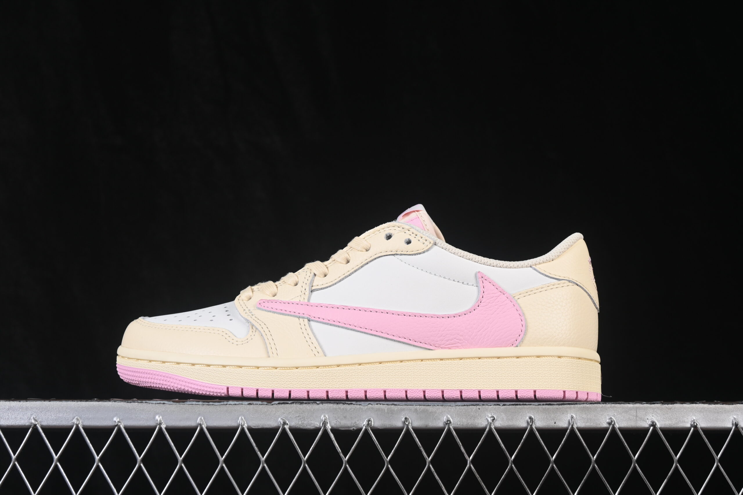 Air Jordan 1 Retro Low OG x Travis Scott Shy Pink