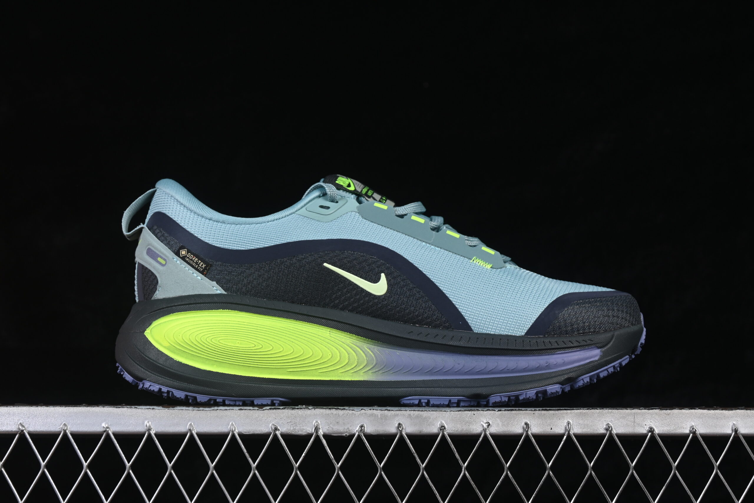 Nike Vomero 18 GORE-TEX Reflective 'Seaweed Cannon' — изображение 2
