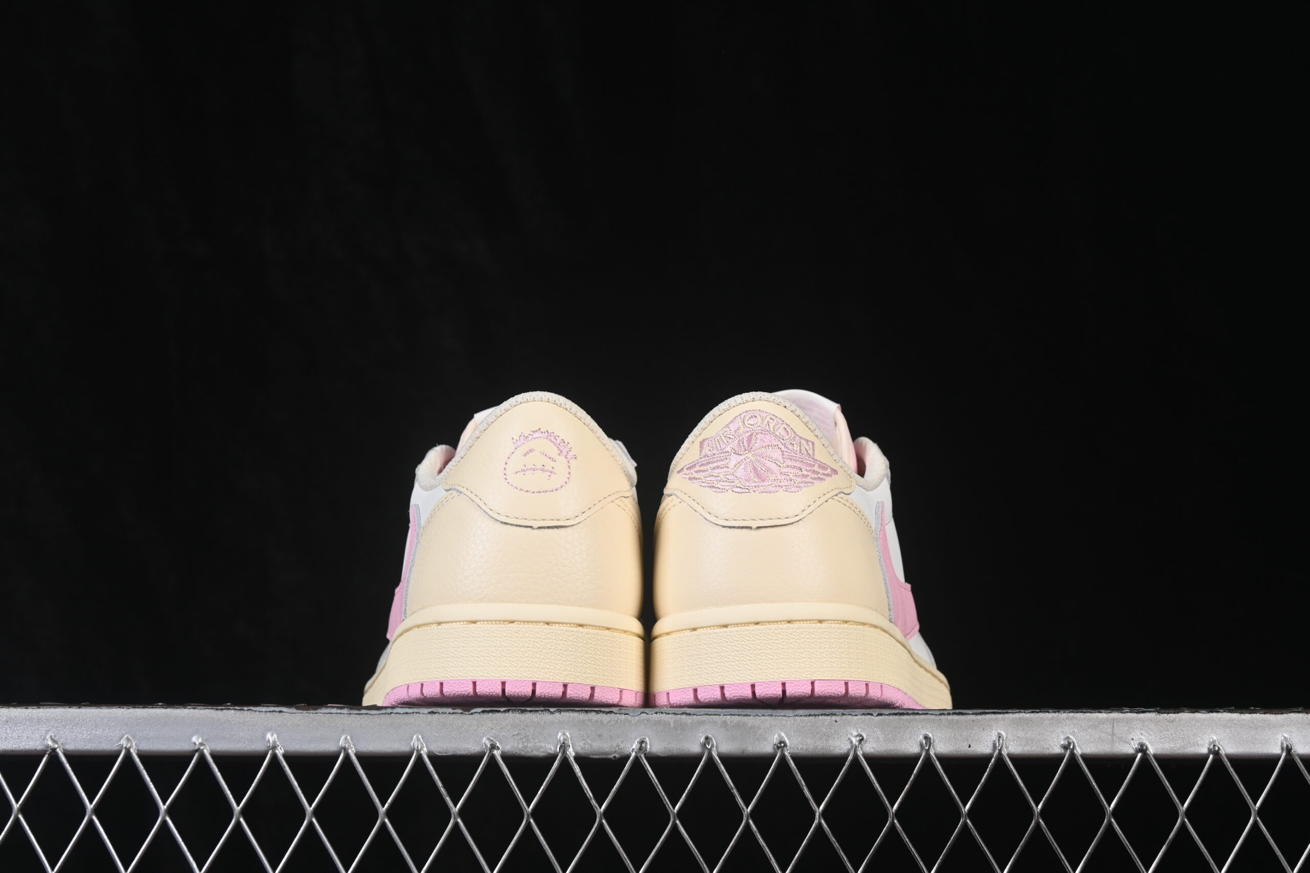 Air Jordan 1 Retro Low OG x Travis Scott Shy Pink — изображение 4
