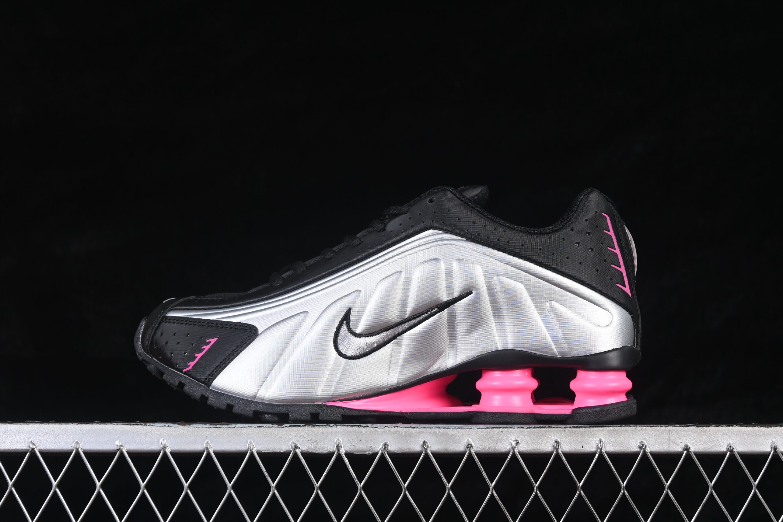 Nike Wmns Shox R4 'Black Metallic Silver Pinksicle'