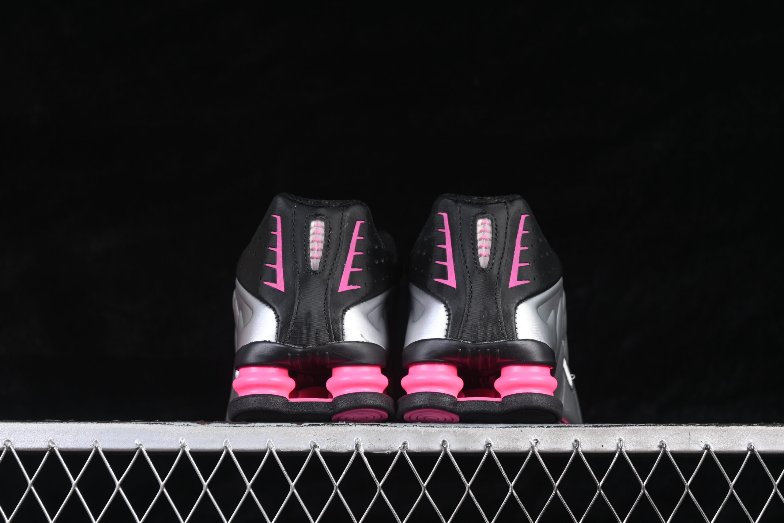 Nike Wmns Shox R4 'Black Metallic Silver Pinksicle' — изображение 4