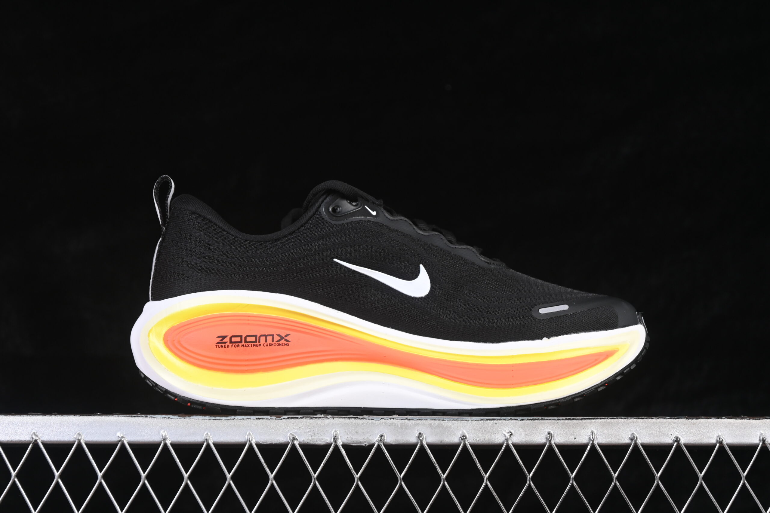Nike Vomero Plus Black Bright Crimson White — изображение 2