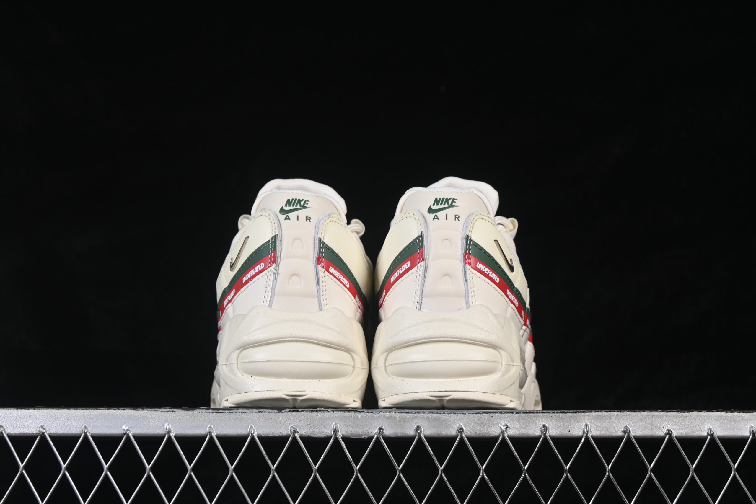 Undefeated x Nike Air Max 95 'Sail' — изображение 4
