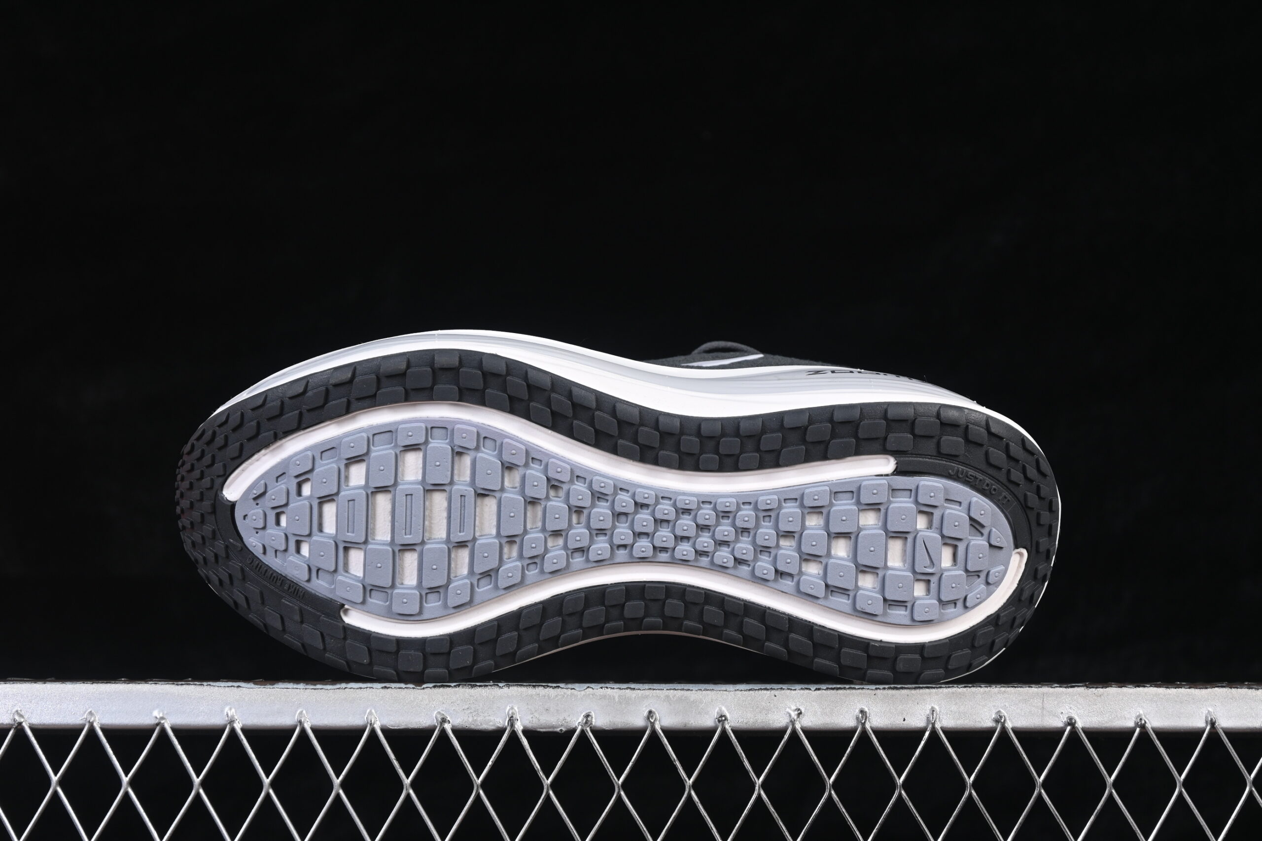 Nike Vomero Plus Anthracite Summit White — изображение 3