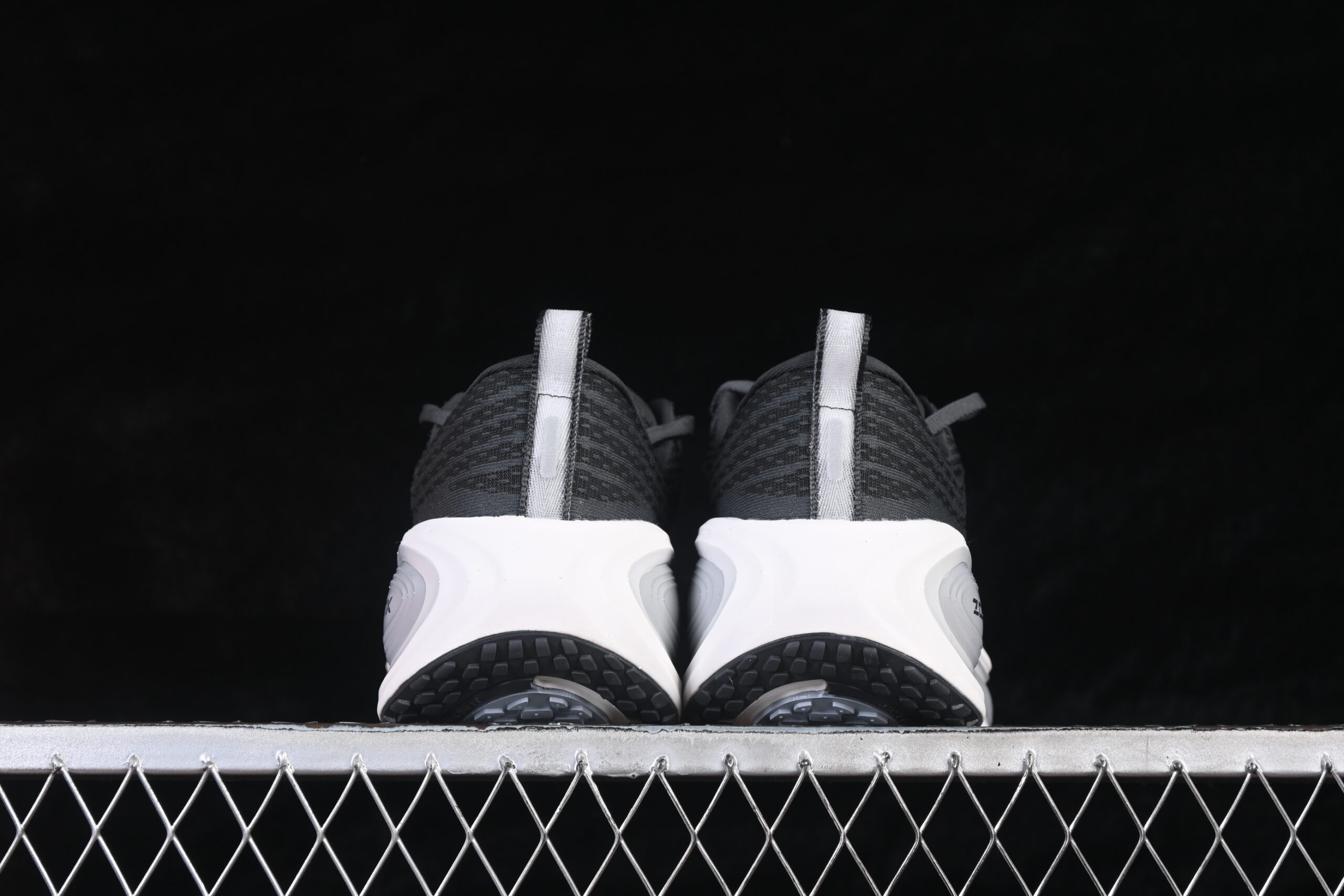 Nike Vomero Plus Anthracite Summit White — изображение 4
