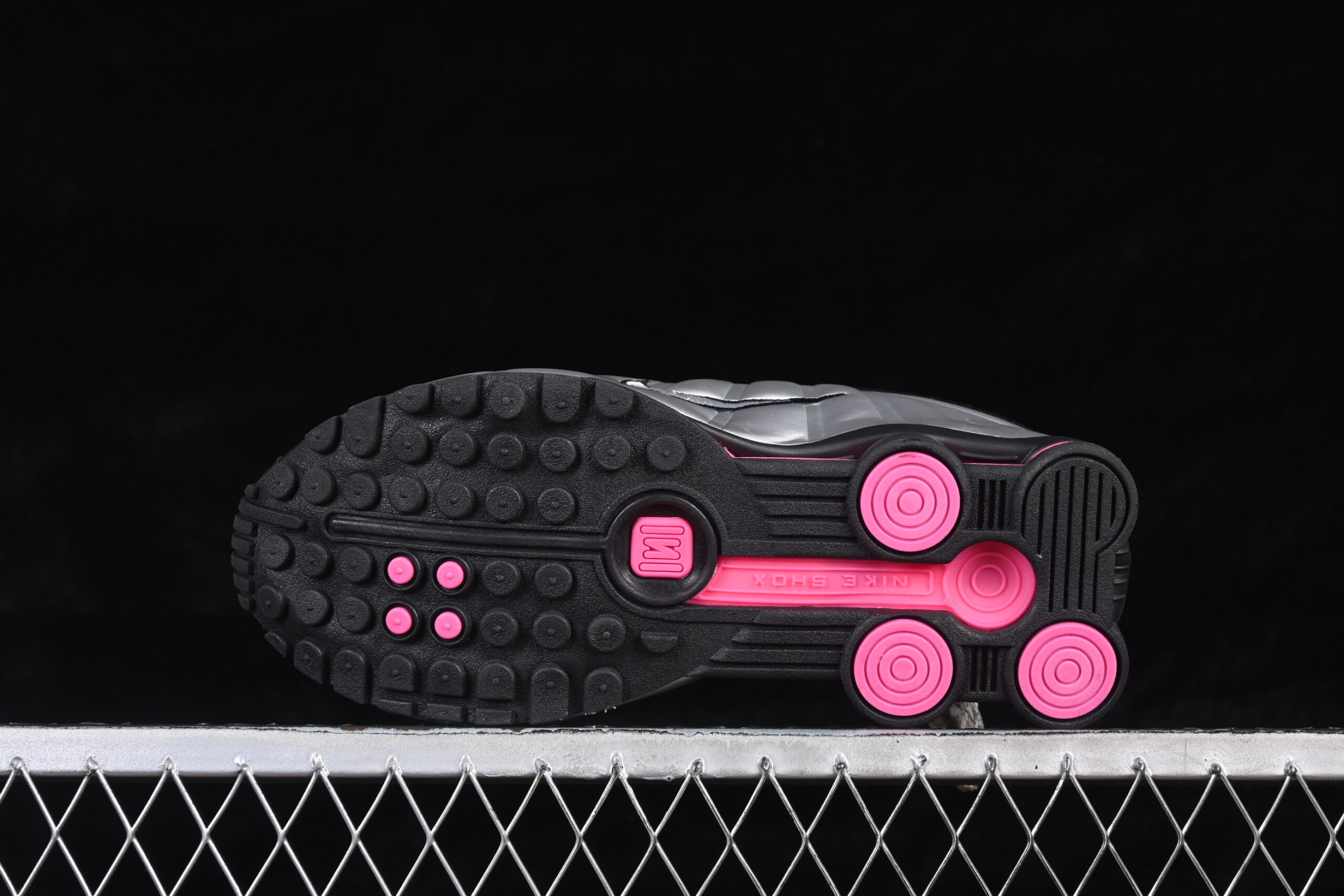 Nike Wmns Shox R4 'Black Metallic Silver Pinksicle' — изображение 3