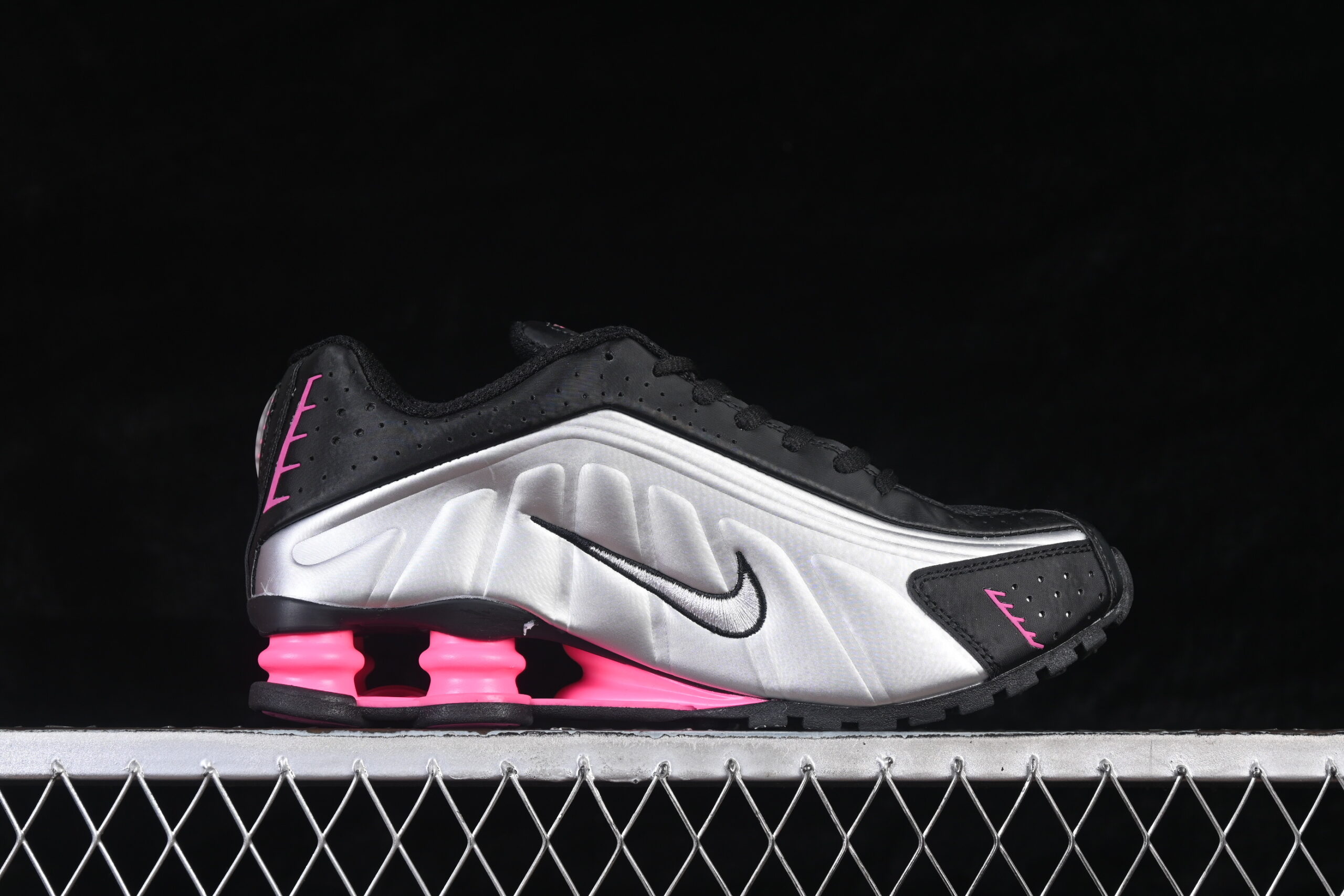 Nike Wmns Shox R4 'Black Metallic Silver Pinksicle' — изображение 2