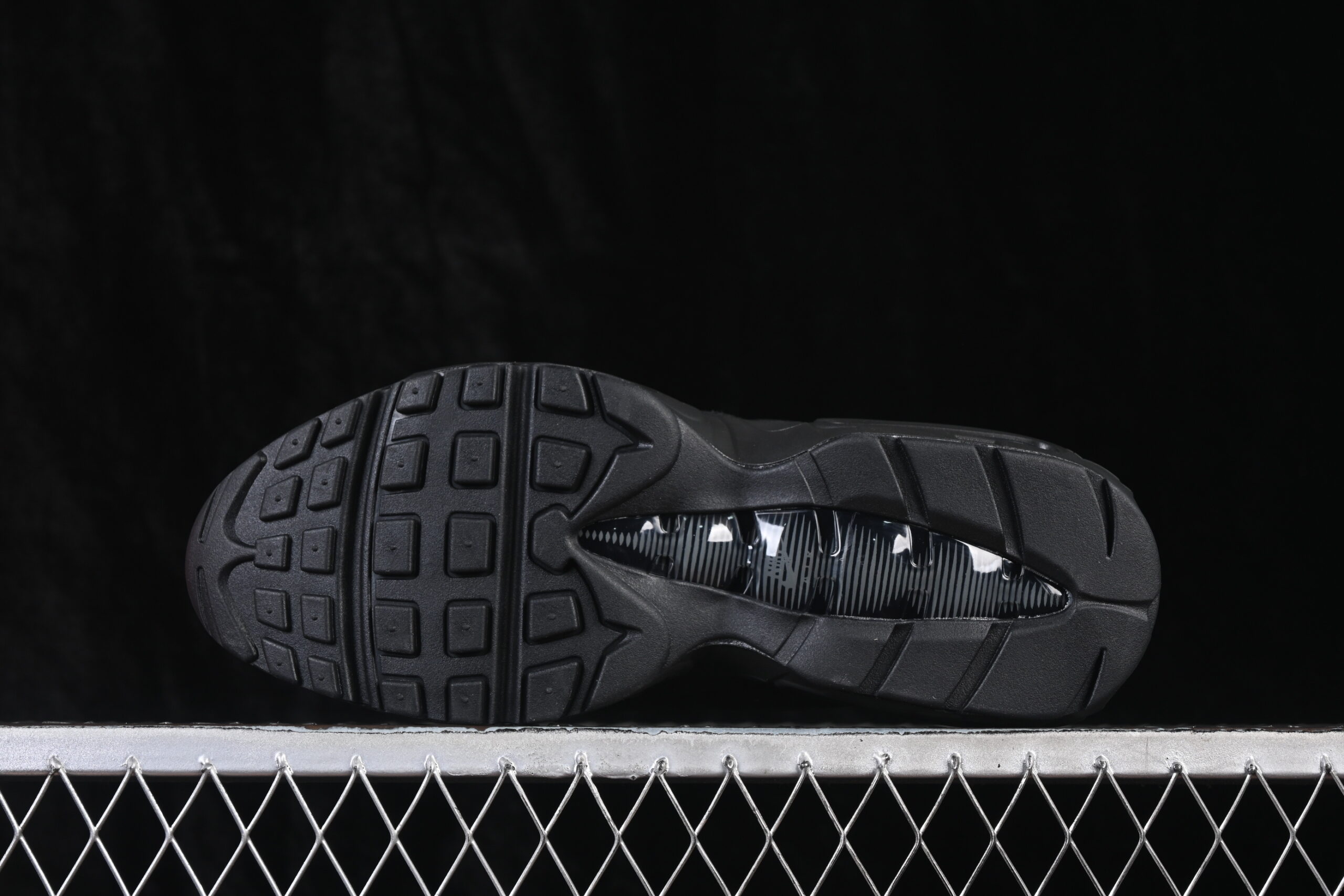Nike Air Max 95 Essential Triple Black — изображение 3
