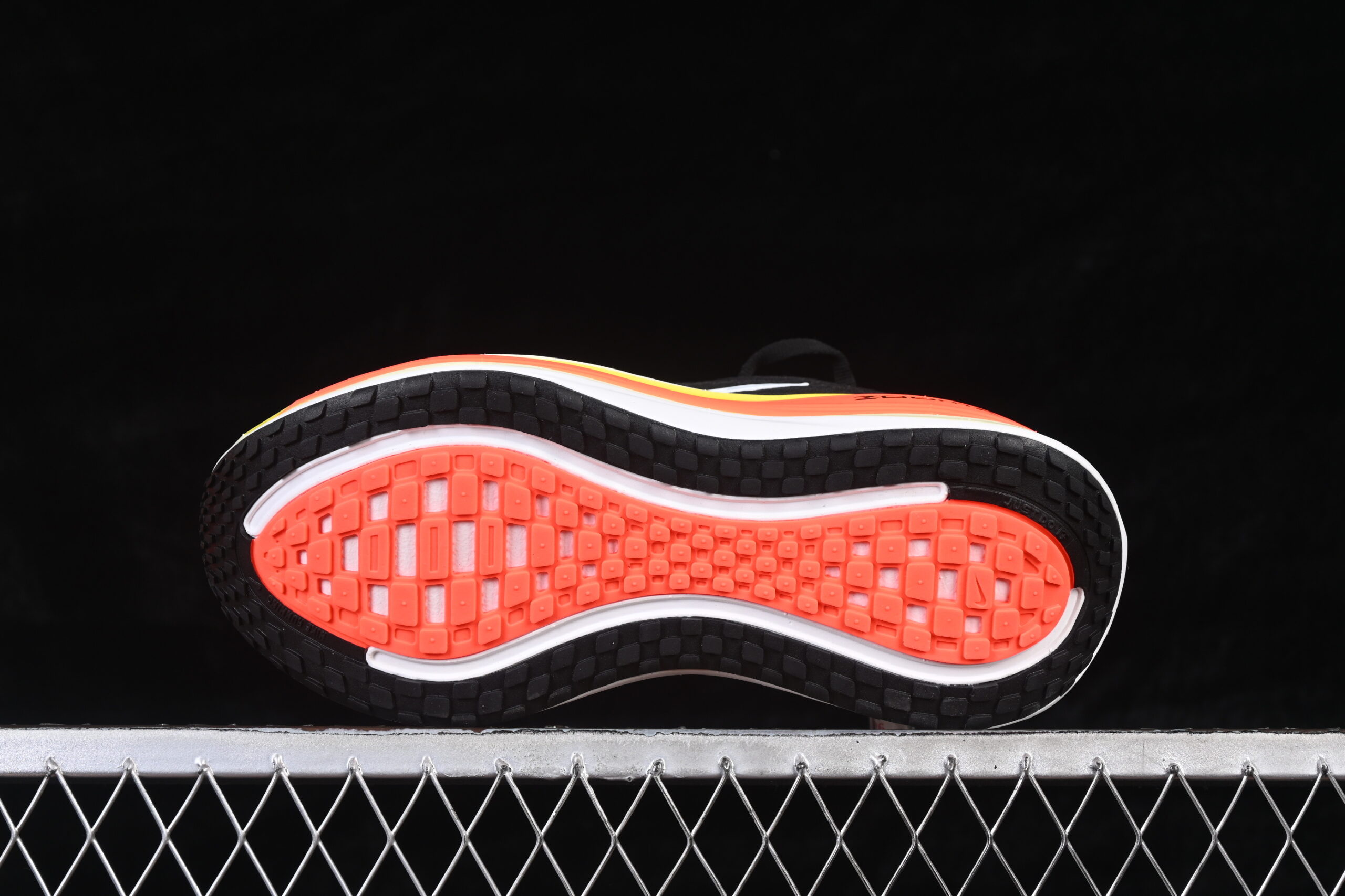 Nike Vomero Plus Black Bright Crimson White — изображение 3