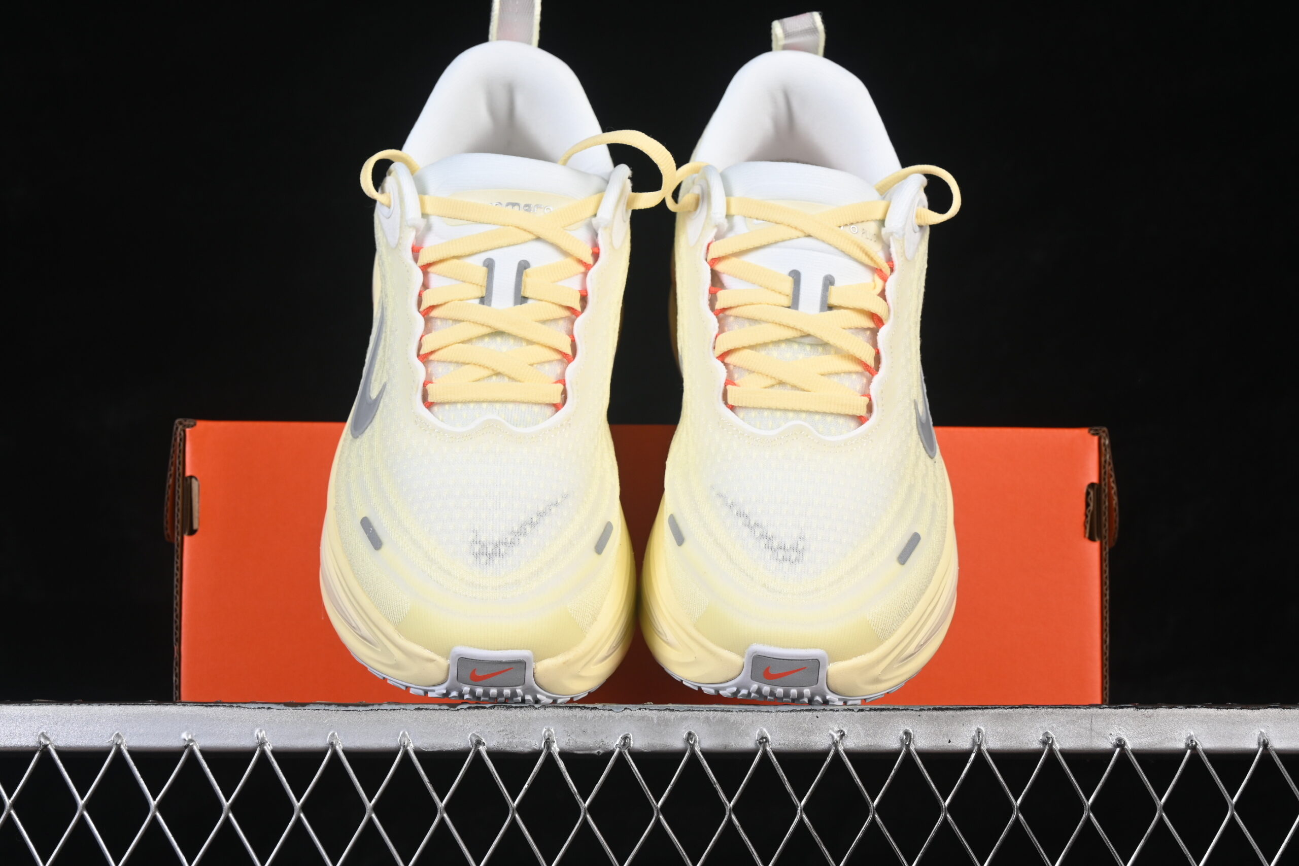 Nike Vomero Plus Wmns Yellow — изображение 5
