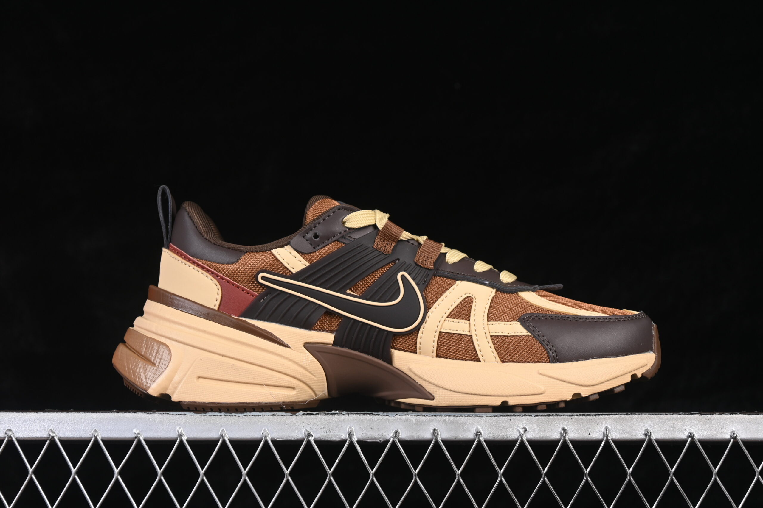 Nike V2K Run 'Light British Tan Sesame' — изображение 2