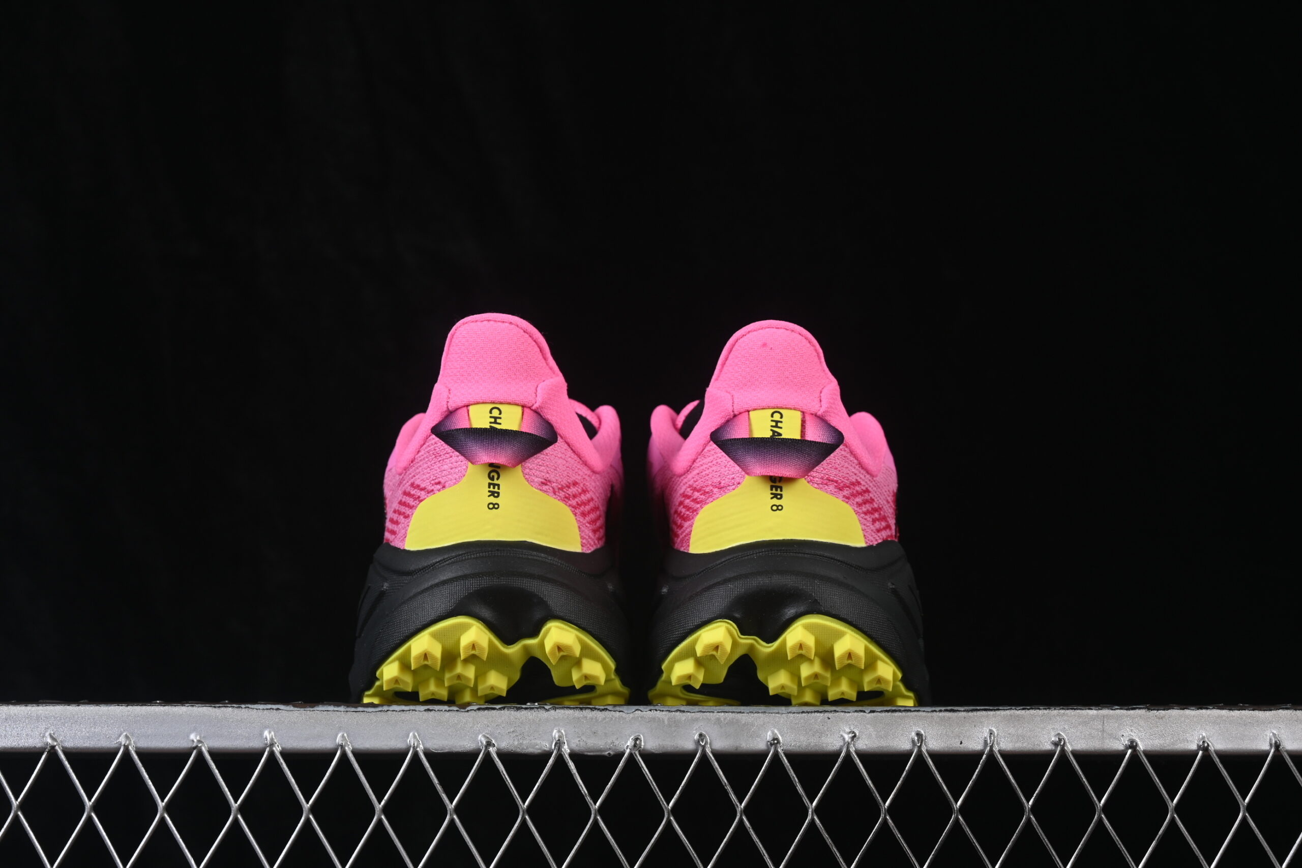 HOKA Challenger 8 Neon Rose Black — изображение 4