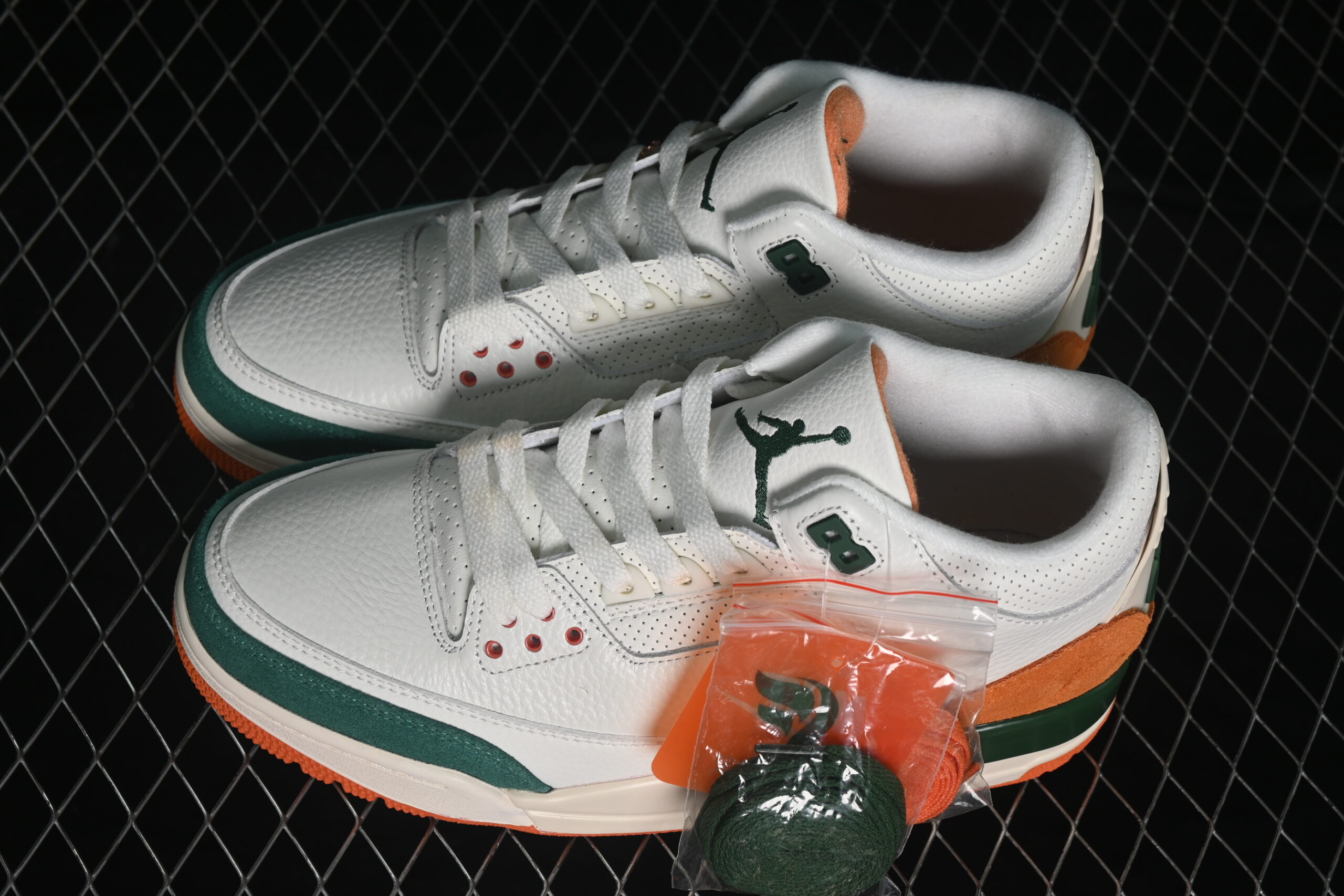 SoleFly x Air Jordan 3 'Miami' — изображение 6