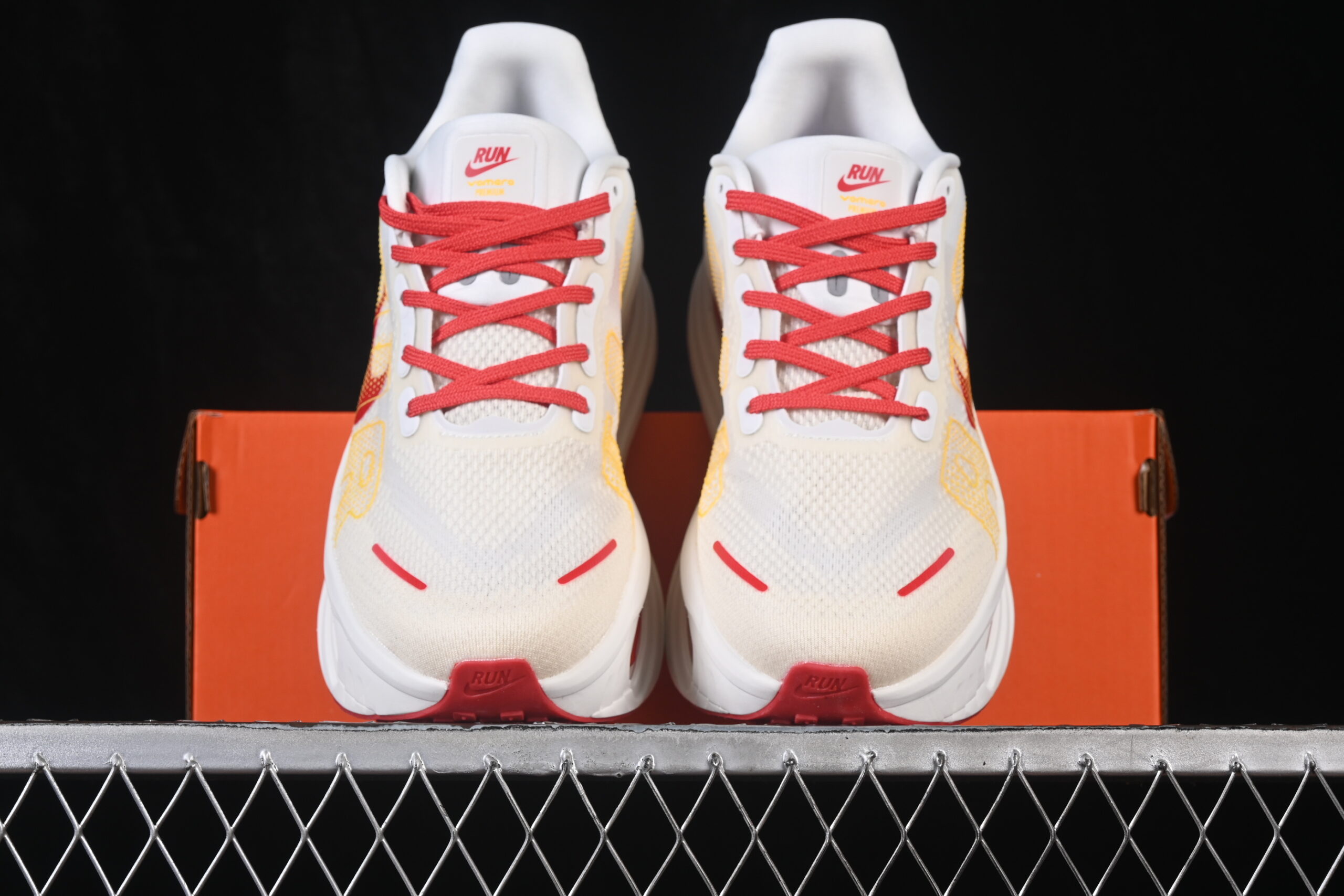 Nike Vomero Premium White/Red — изображение 5
