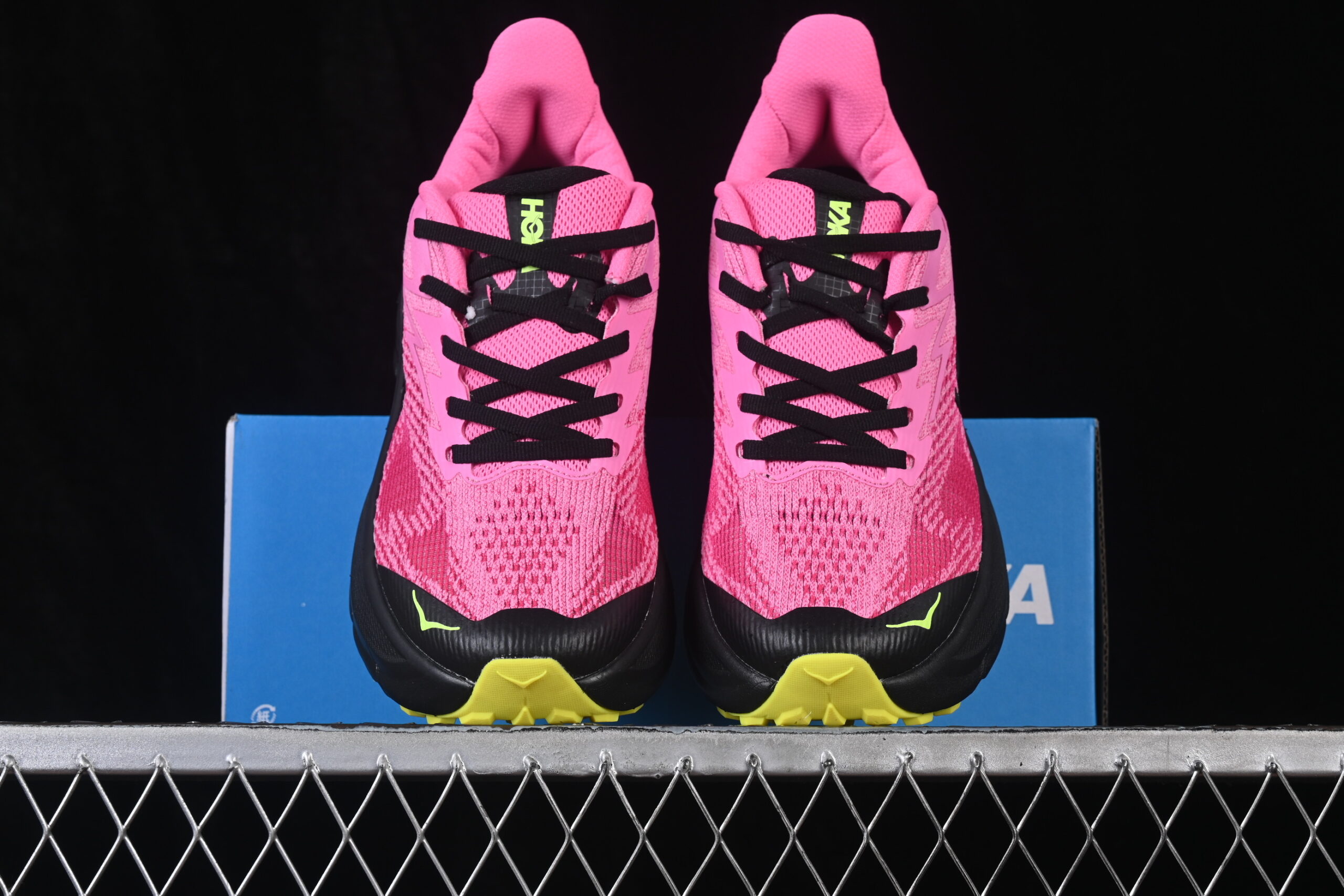 HOKA Challenger 8 Neon Rose Black — изображение 5