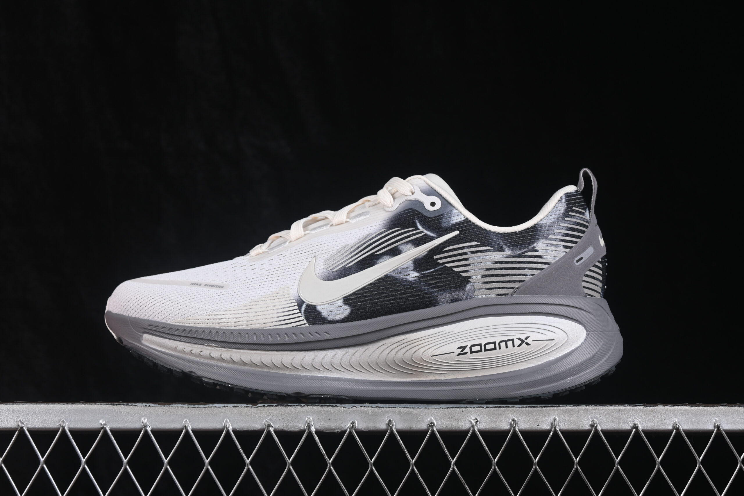 Nike Vomero 18 SE Anthracite