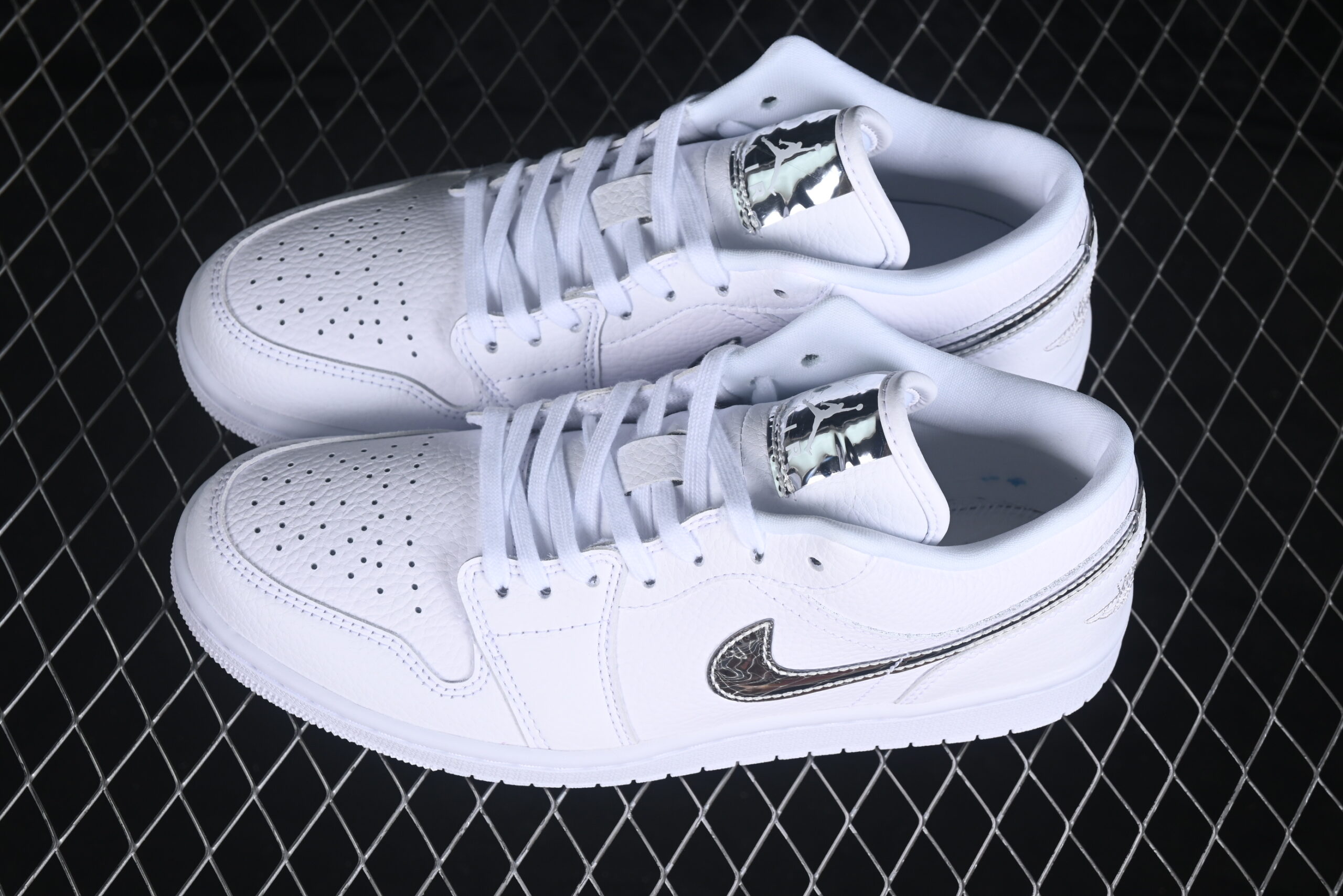 Air Jordan 1 Low SE Women's White — изображение 5