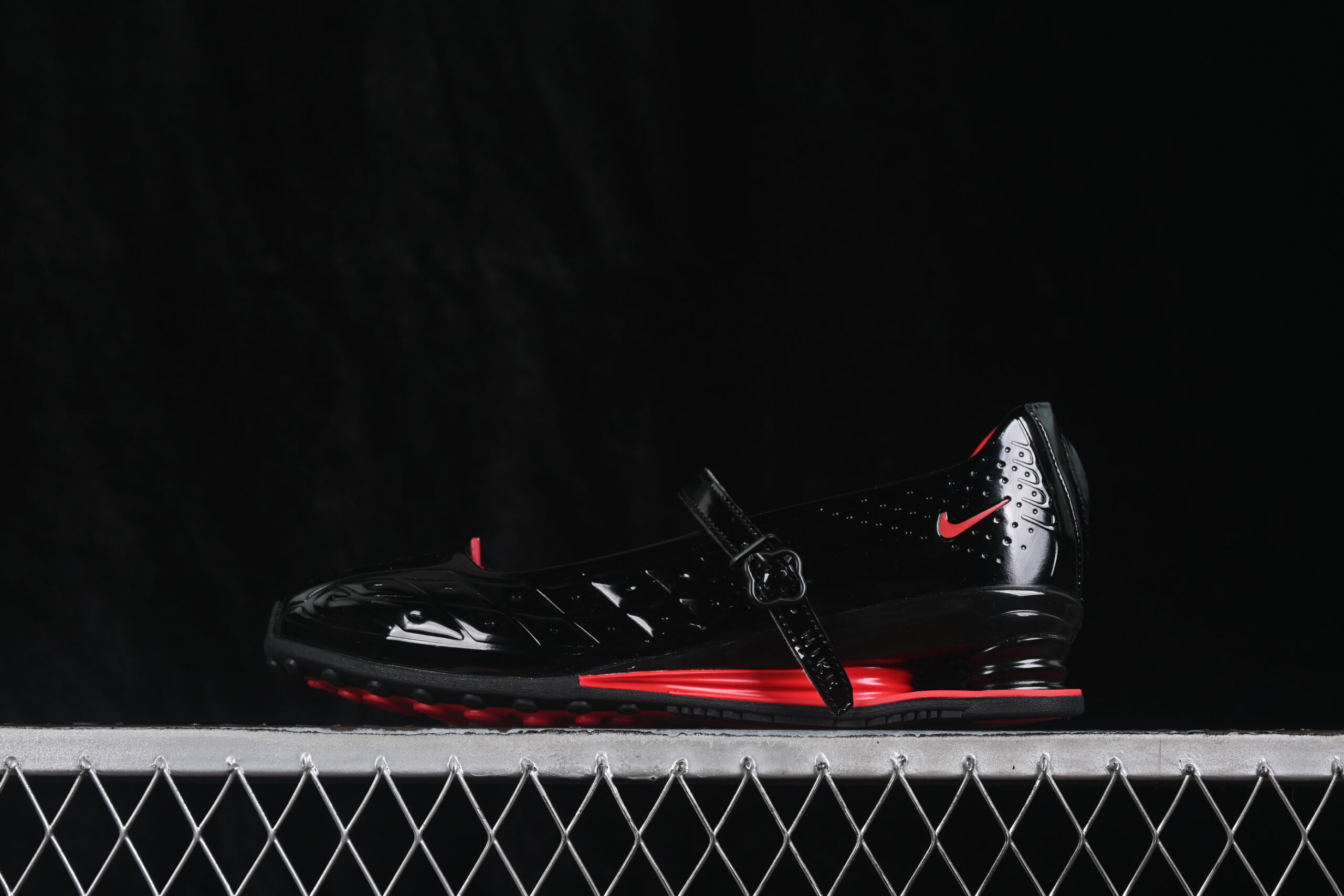 LABELHOOD x Nike Wmns Shox Z Calistra Black University Red