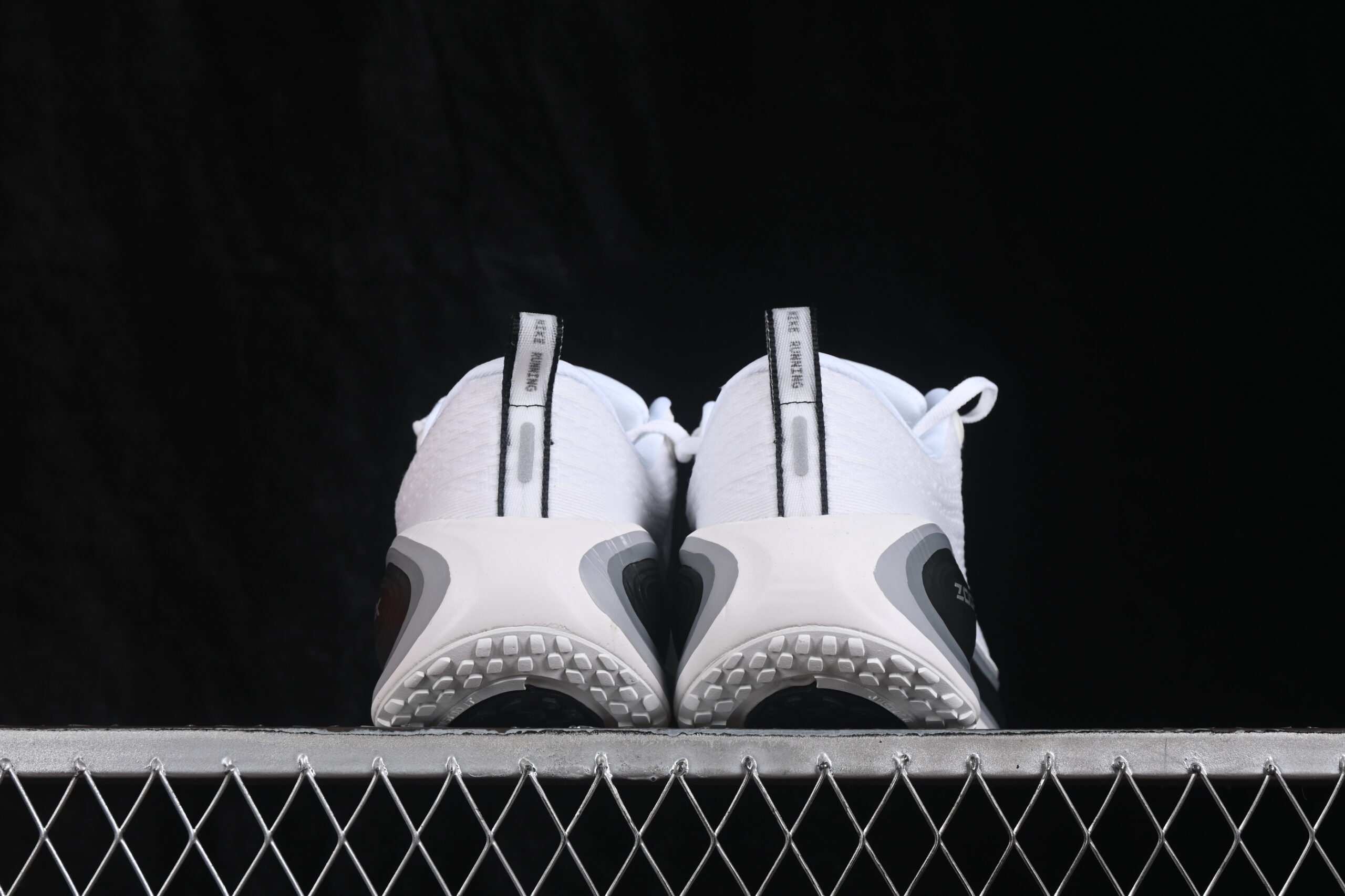 Nike Vomero Plus White Black Cool Grey — изображение 3