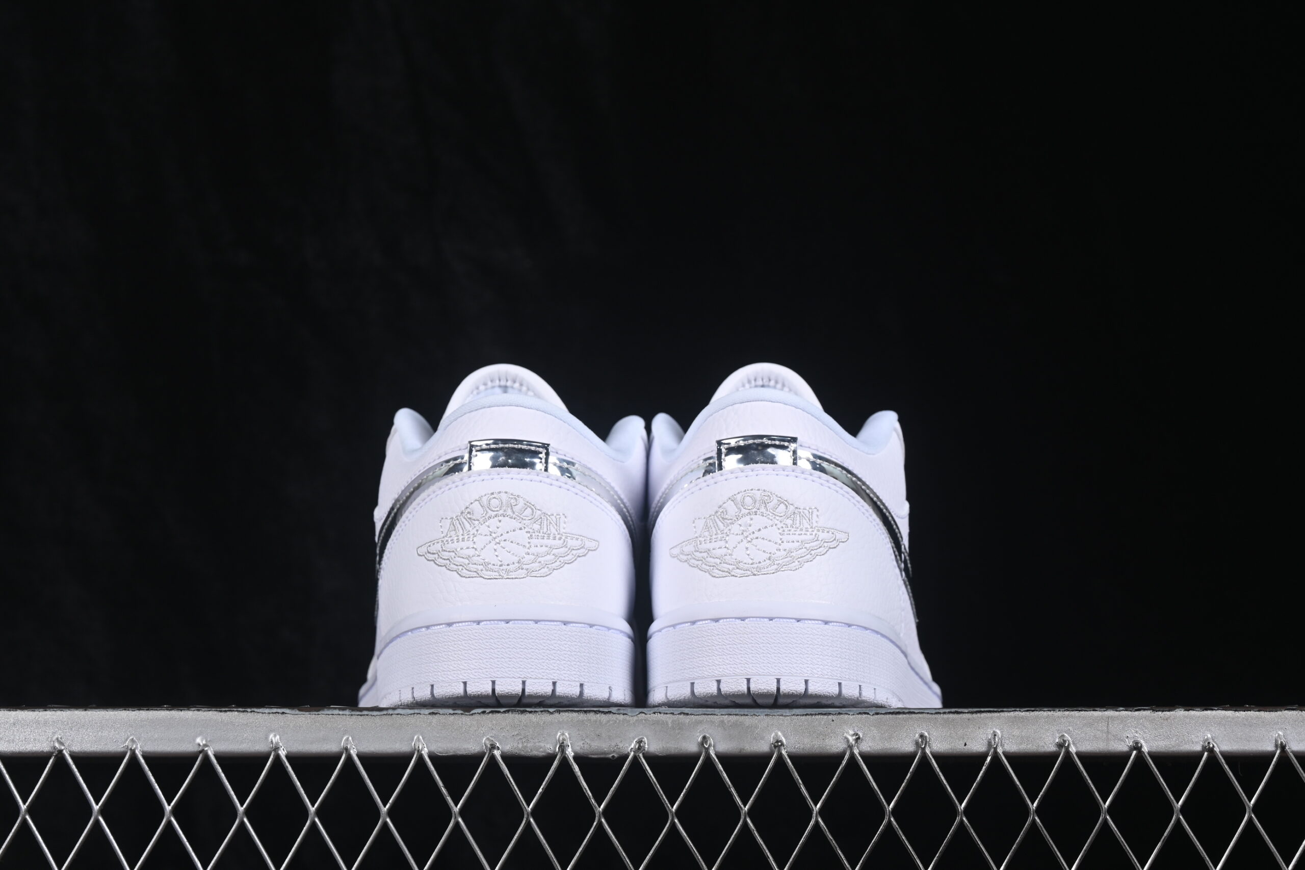 Air Jordan 1 Low SE Women's White — изображение 4