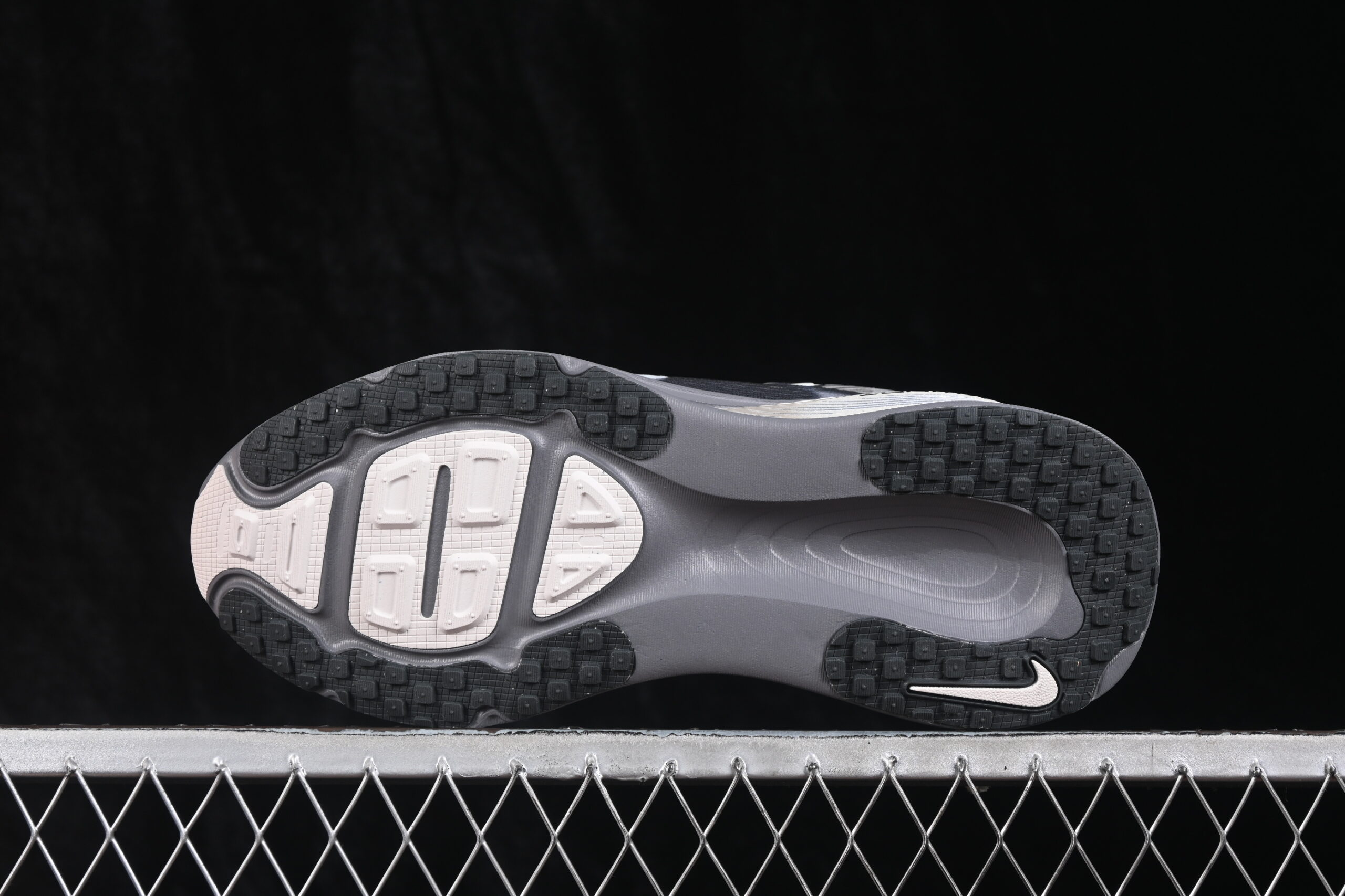 Nike Vomero 18 SE Anthracite — изображение 4