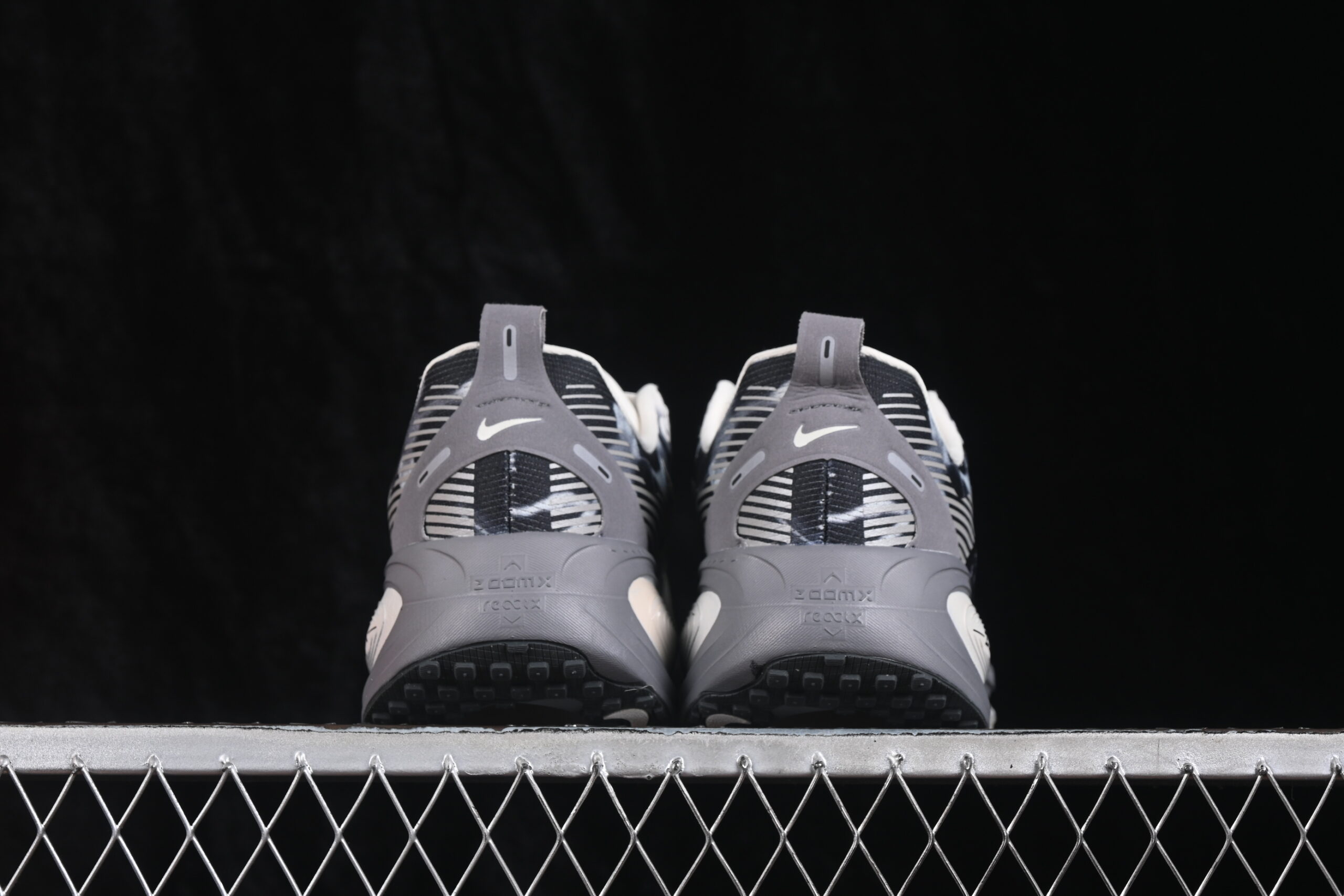 Nike Vomero 18 SE Anthracite — изображение 3
