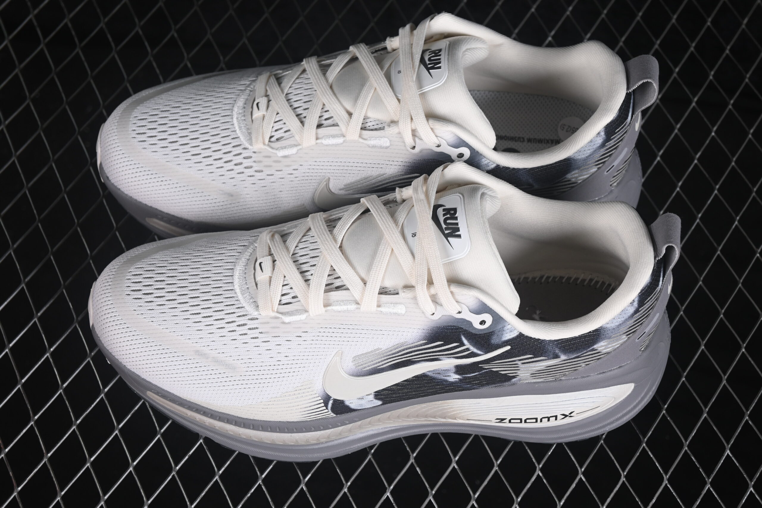 Nike Vomero 18 SE Anthracite — изображение 5