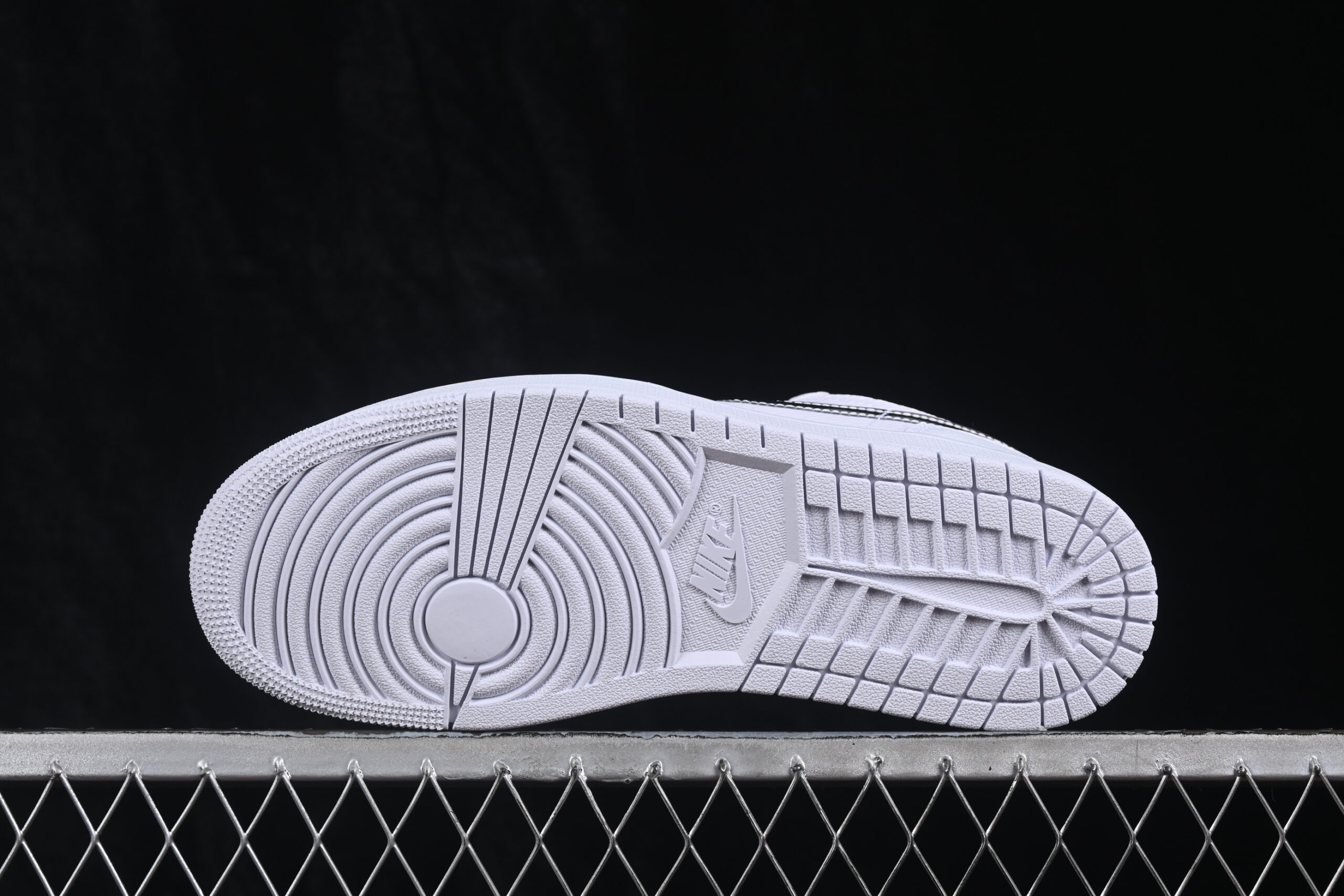 Air Jordan 1 Low SE Women's White — изображение 3