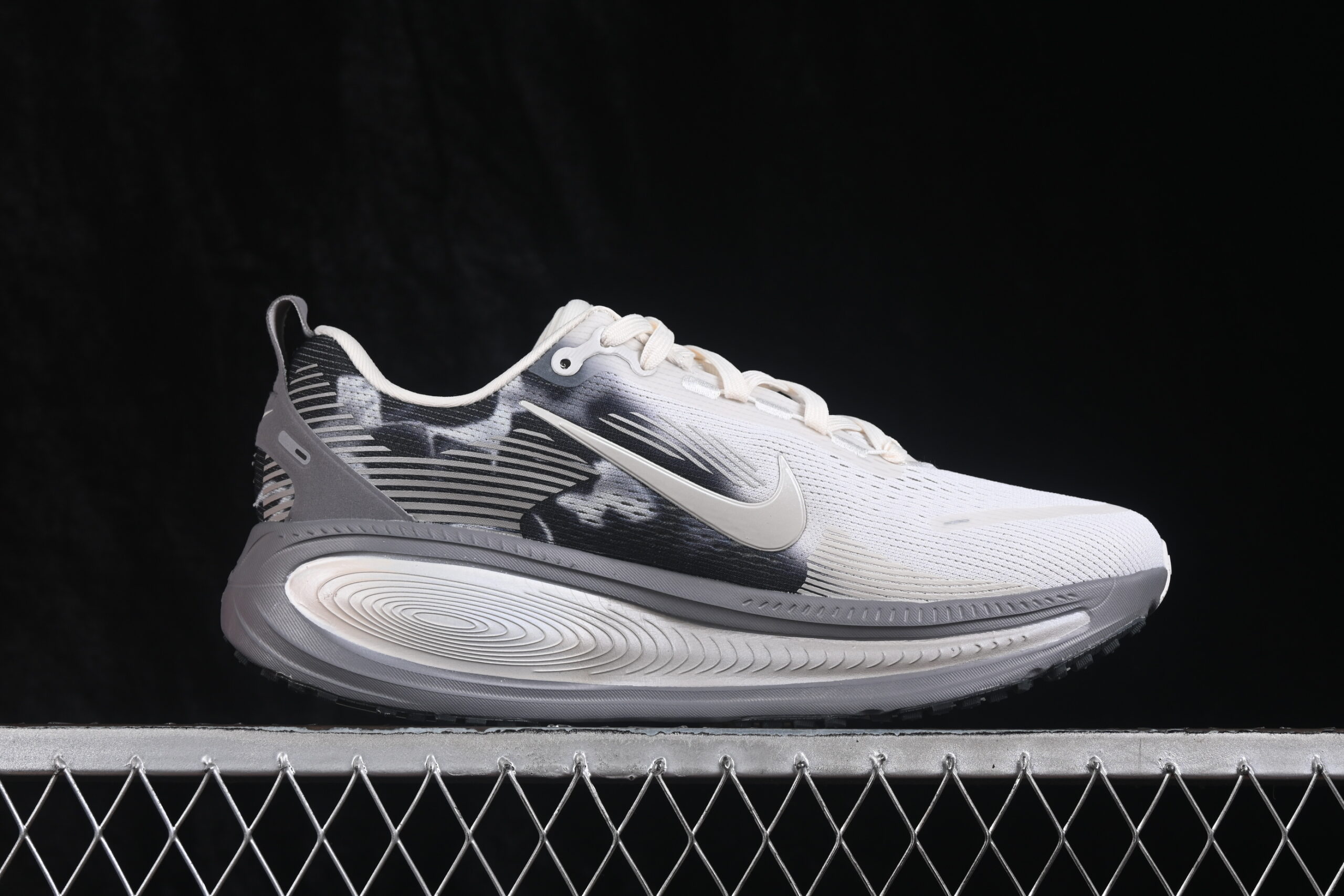 Nike Vomero 18 SE Anthracite — изображение 2