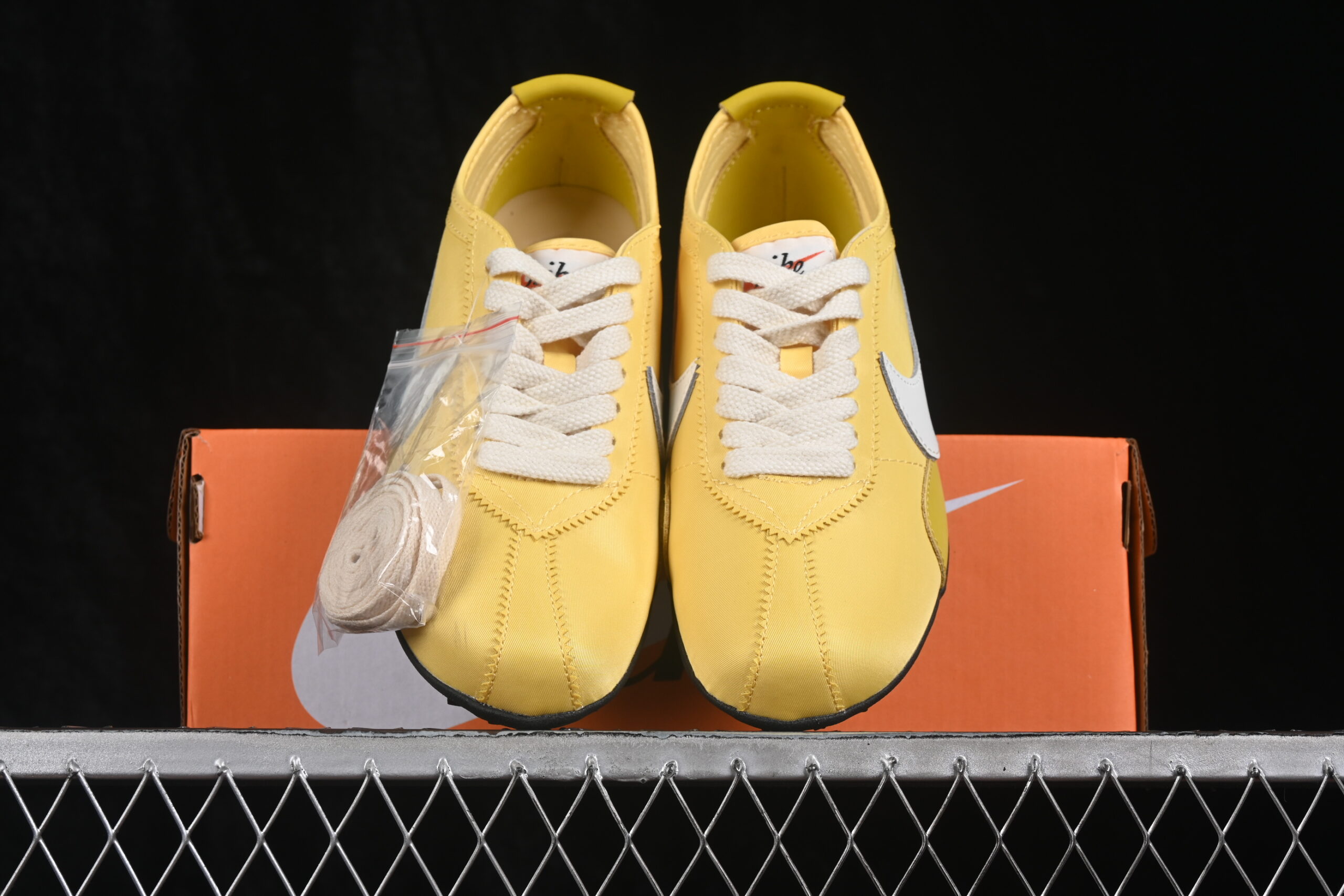 Nike Moon Shoe OG SP Women's - Soft Yellow — изображение 5