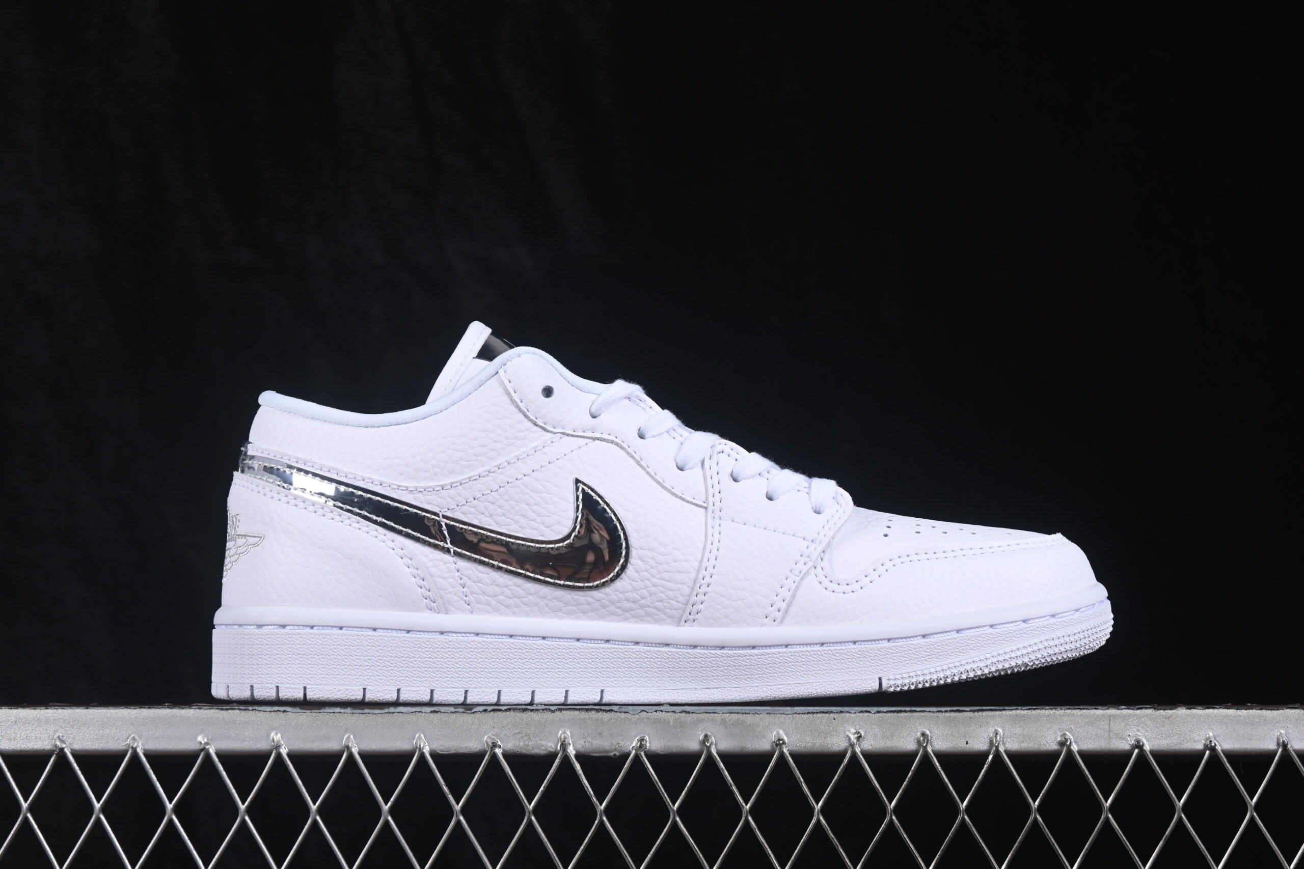 Air Jordan 1 Low SE Women's White — изображение 2