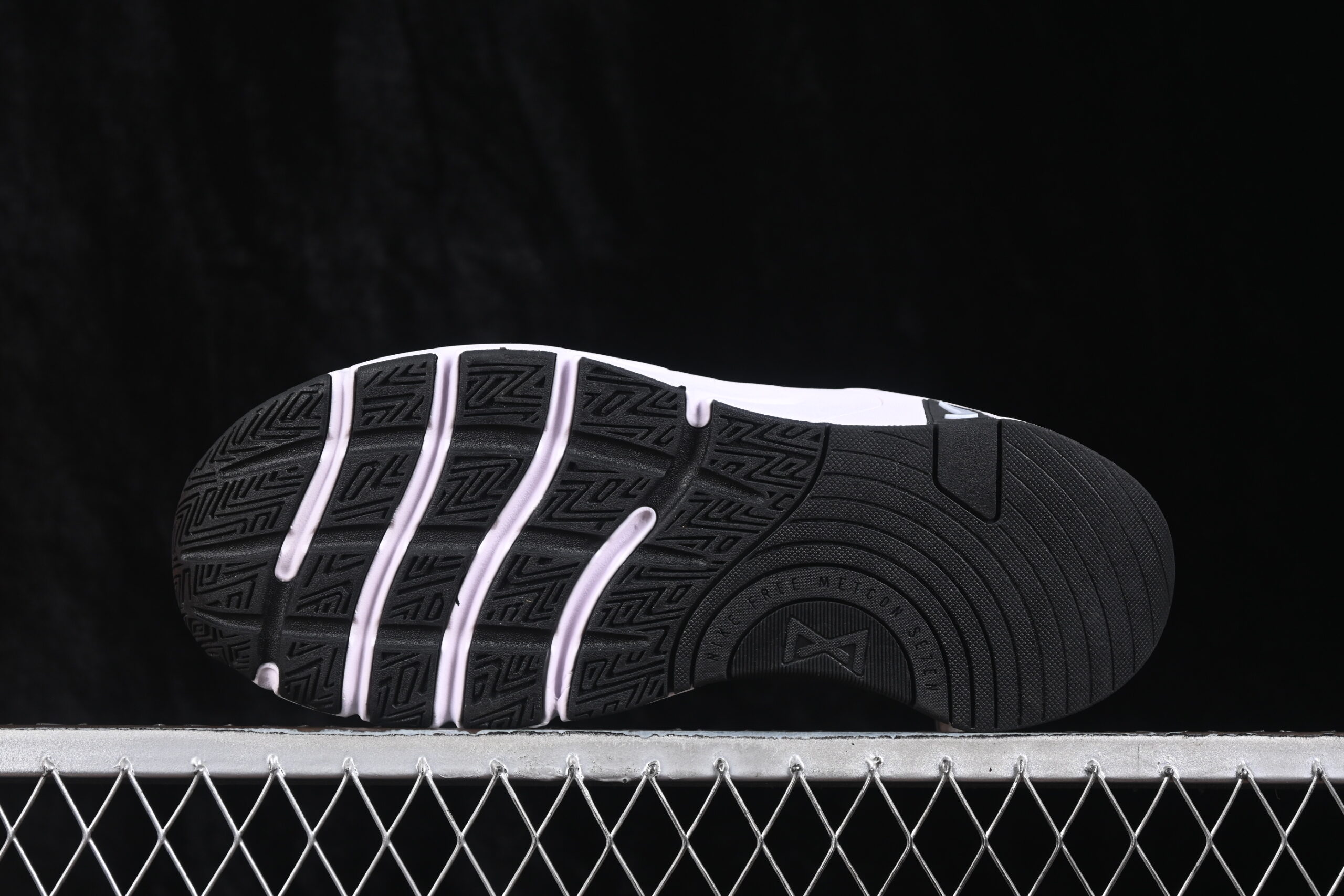 Nike Wmns Free Metcon 7 Black White — изображение 4