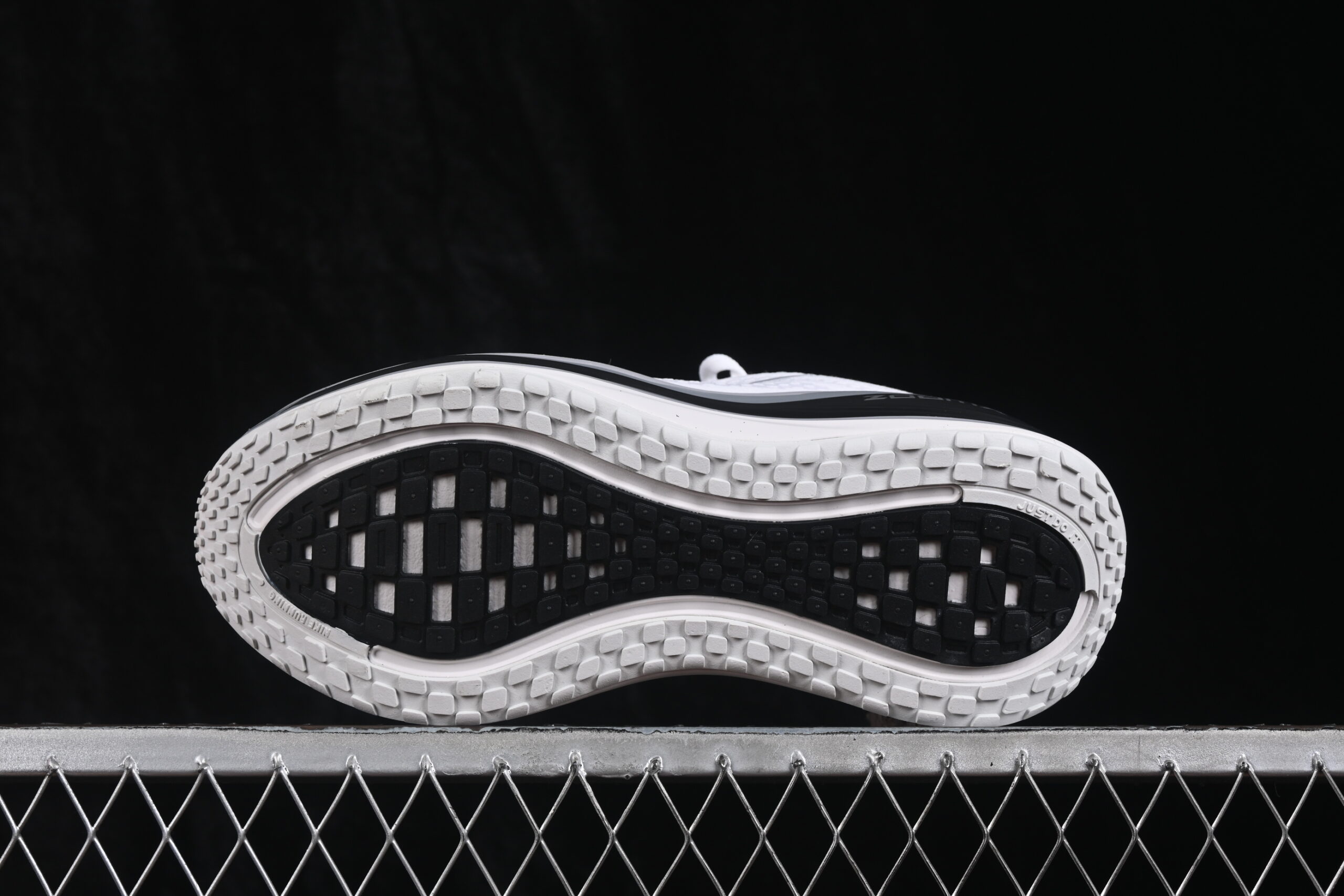 Nike Vomero Plus White Black Cool Grey — изображение 4