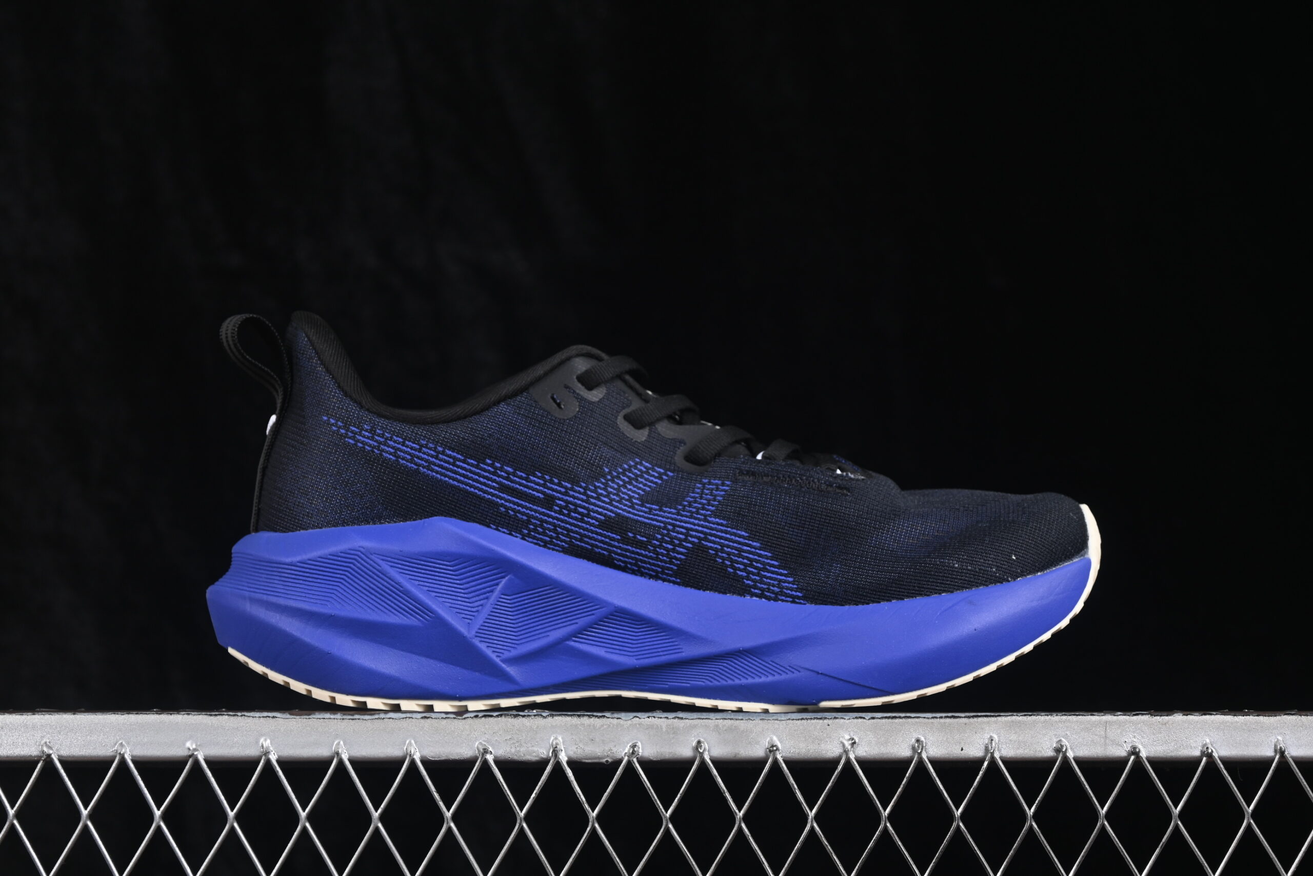 ASICS Novablast 5 Black Cobalt Burst — изображение 2
