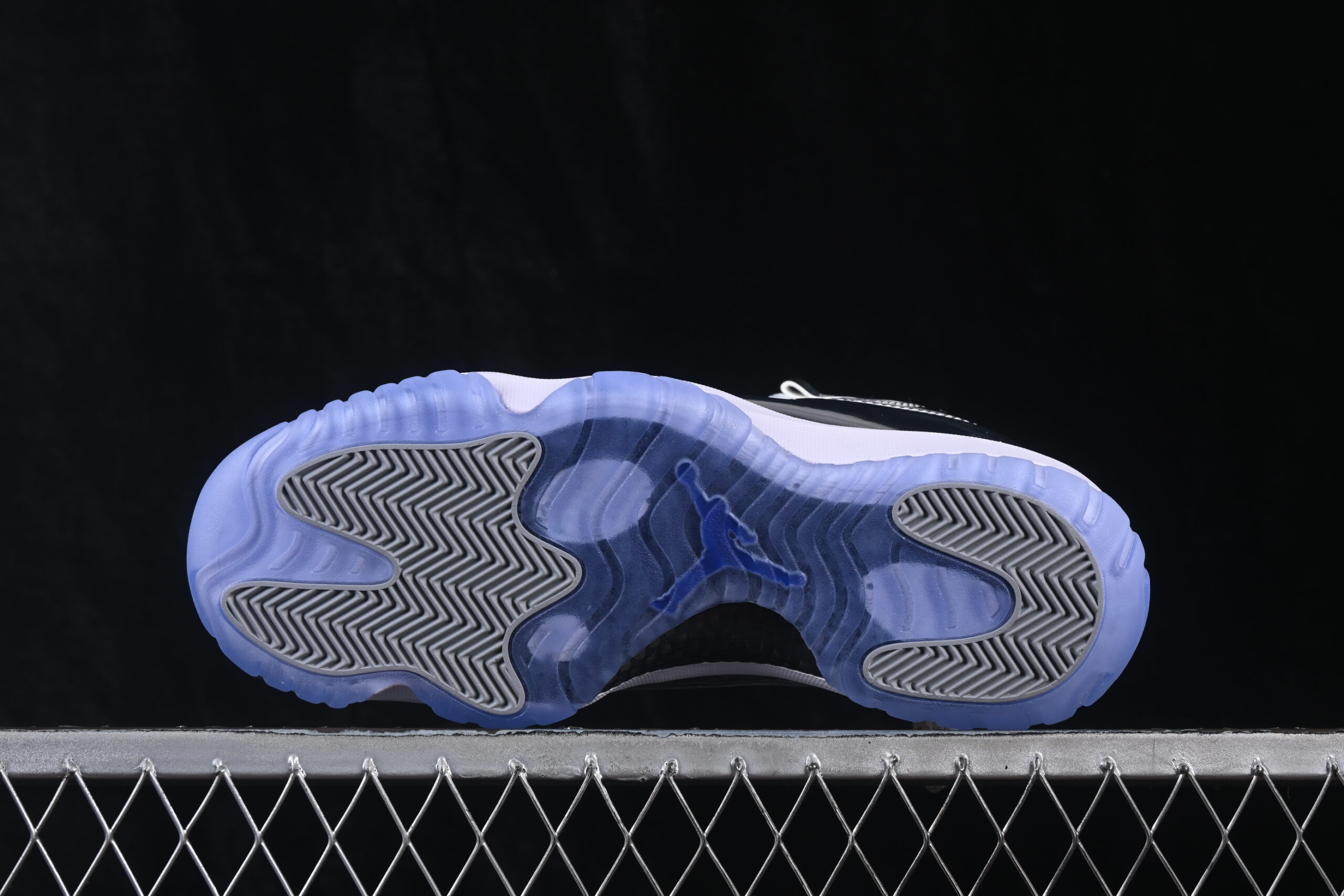 Air Jordan 11 Retro Metallic Silver — изображение 2