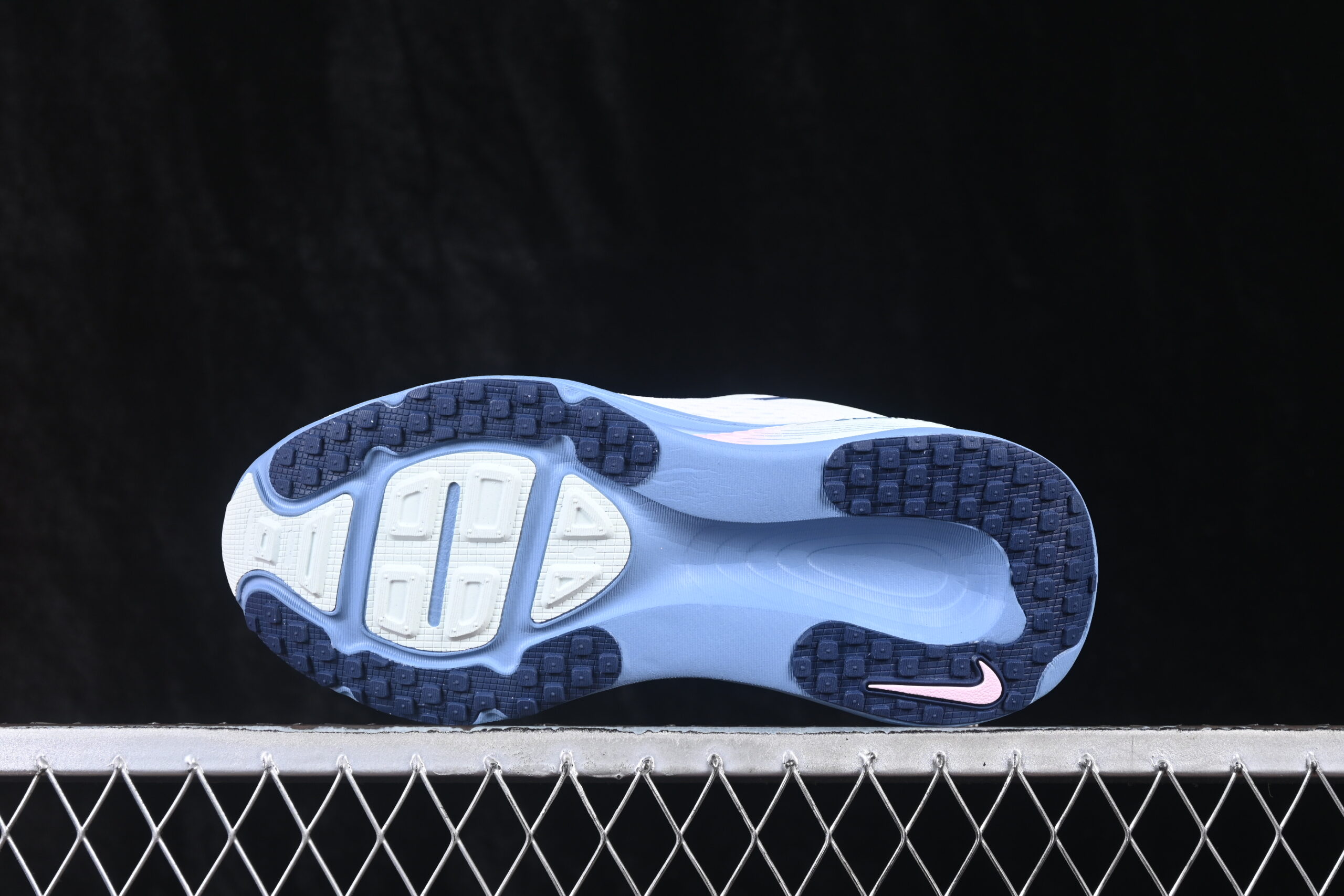 Nike Wmns Vomero 18 'White Work Blue' — изображение 3