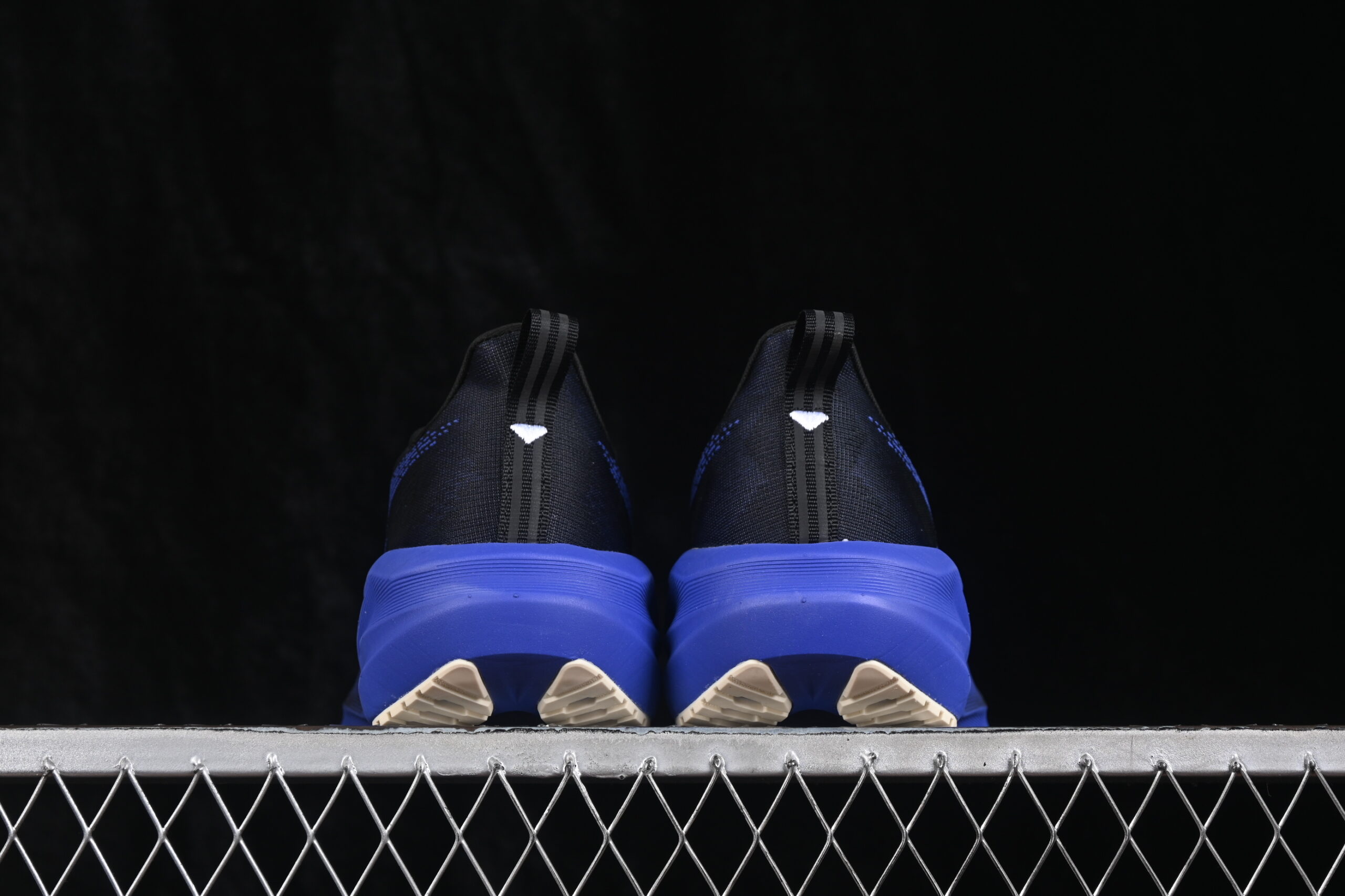 ASICS Novablast 5 Black Cobalt Burst — изображение 4